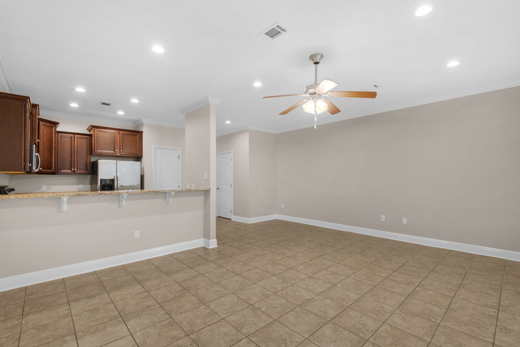  Move-In Ready Townhome Near Beaches And Bay - 物件實景
