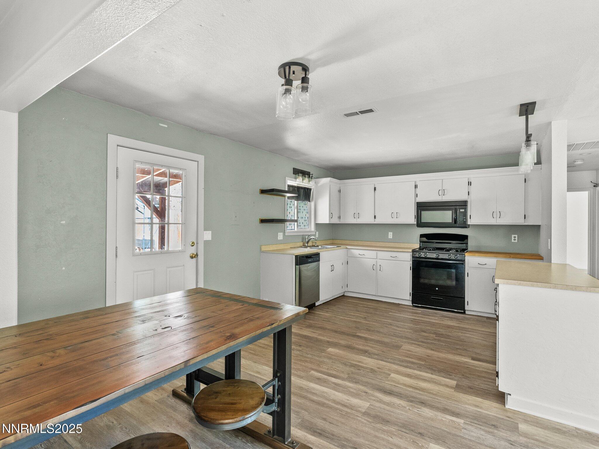 South Lake Tahoe, California, 96150, United States, 3 Bedrooms Bedrooms, ,2 BathroomsBathrooms,Residential,For Sale,1735880