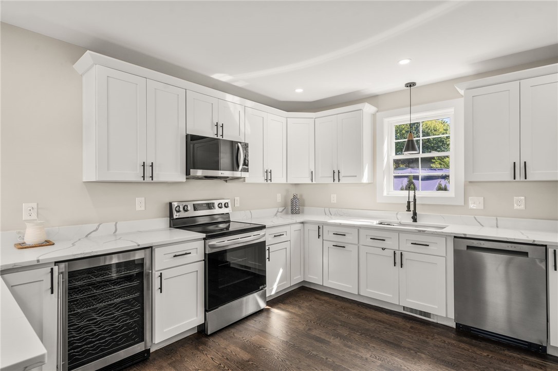 East Providence, Rhode Island, 02914, United States, 4 Bedrooms Bedrooms, ,3 BathroomsBathrooms,Residential,For Sale,1941827