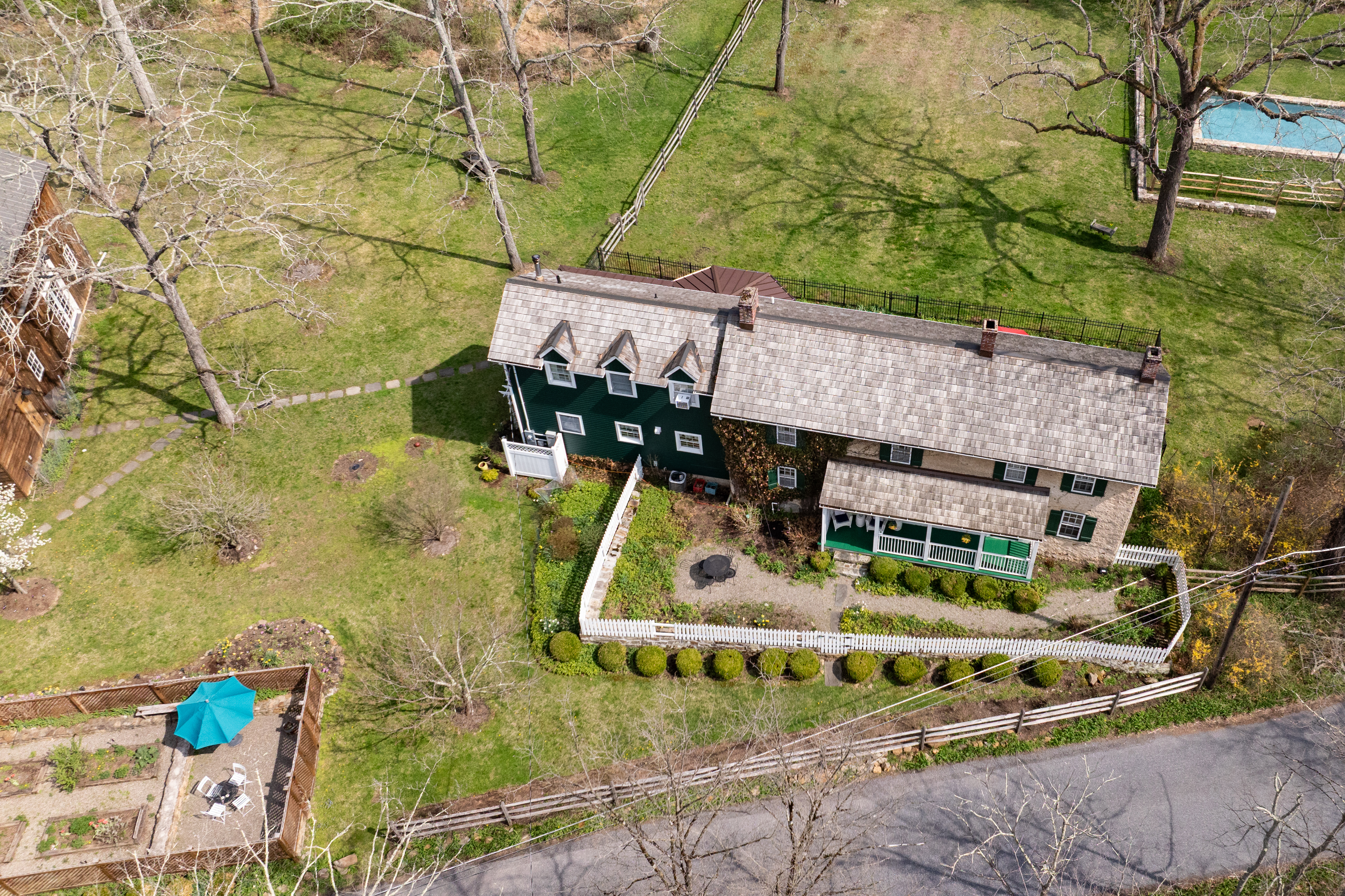  Exceptional Antique Estate Offers Two Distinct Properties on One Property - 物件實景