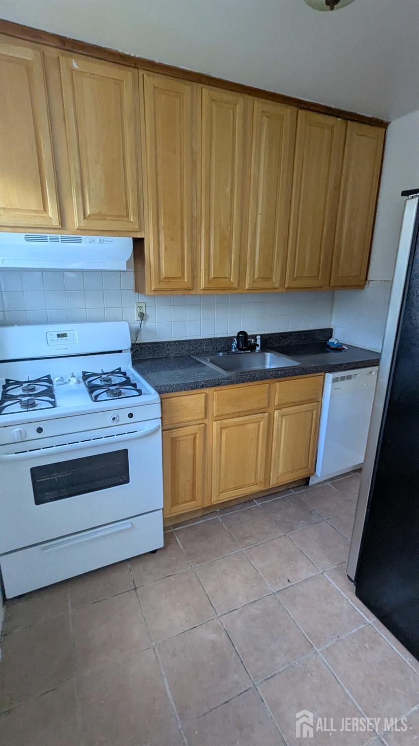 Rahway, New Jersey, 08857, United States, 4 Bedrooms Bedrooms, ,2 BathroomsBathrooms,Residential,For Sale,1906266