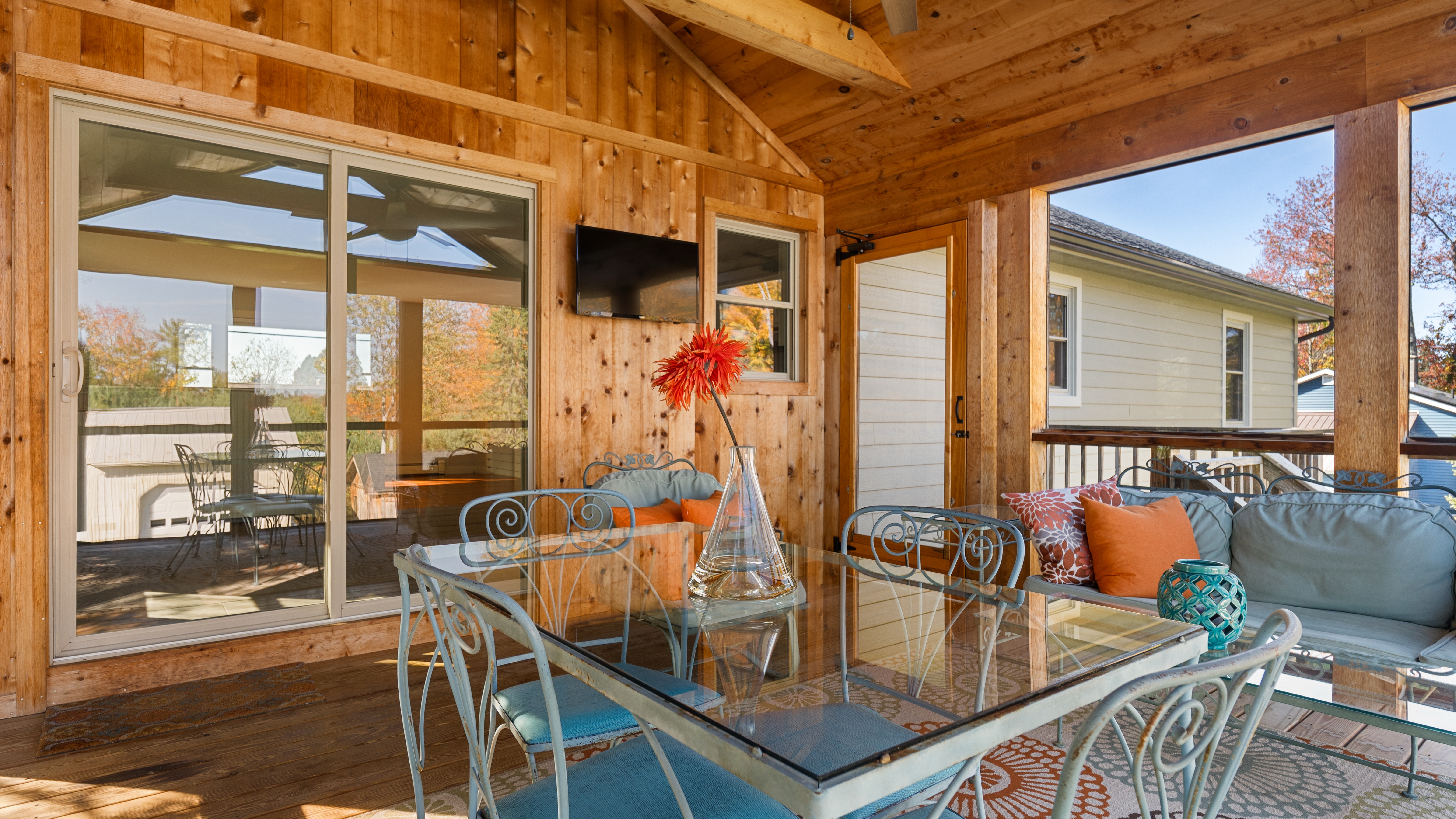  Move-In Ready Pittsfield Raised Ranch  Updated 3-Bed with Heated 3-Bay Detached - 物件實景