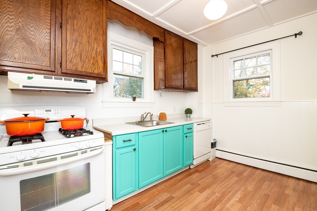 Stoneham, Massachusetts, 02180, United States, 3 Bedrooms Bedrooms, ,1 BathroomBathrooms,Residential,For Sale,1974413