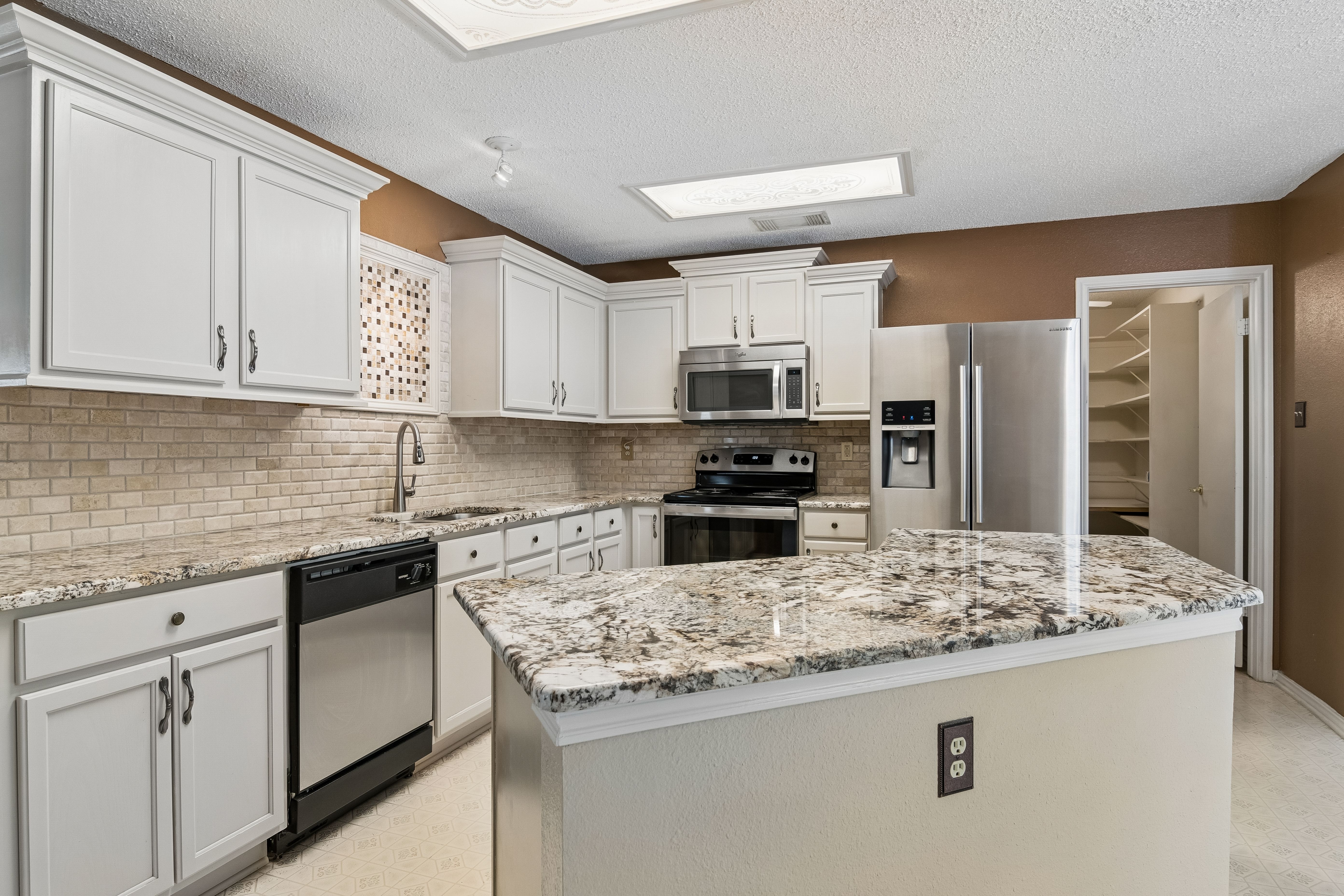  Stylish Two-Story in Huntington Place - 物件實景