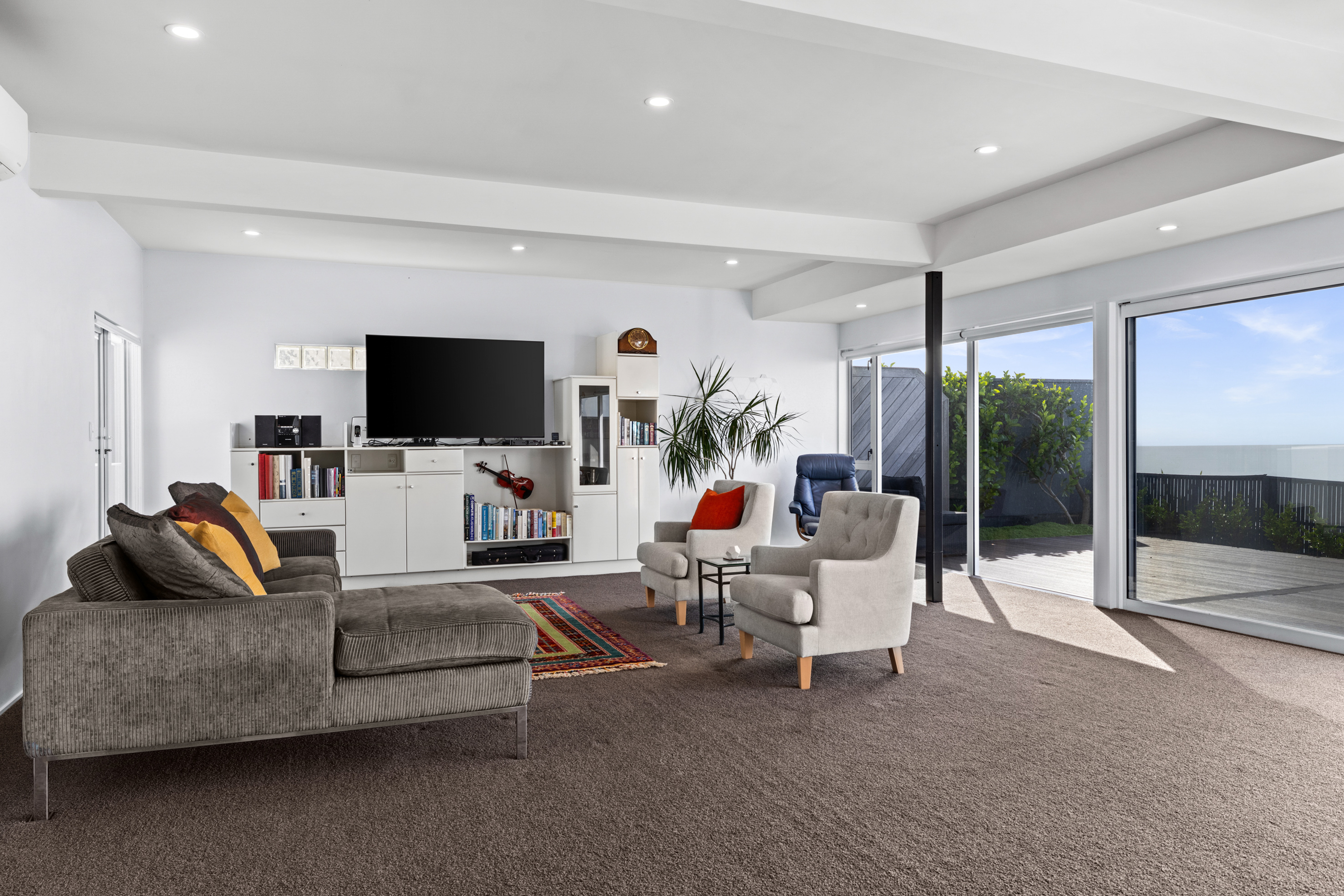  Outstanding Buying on Bluff Hill - 物件實景