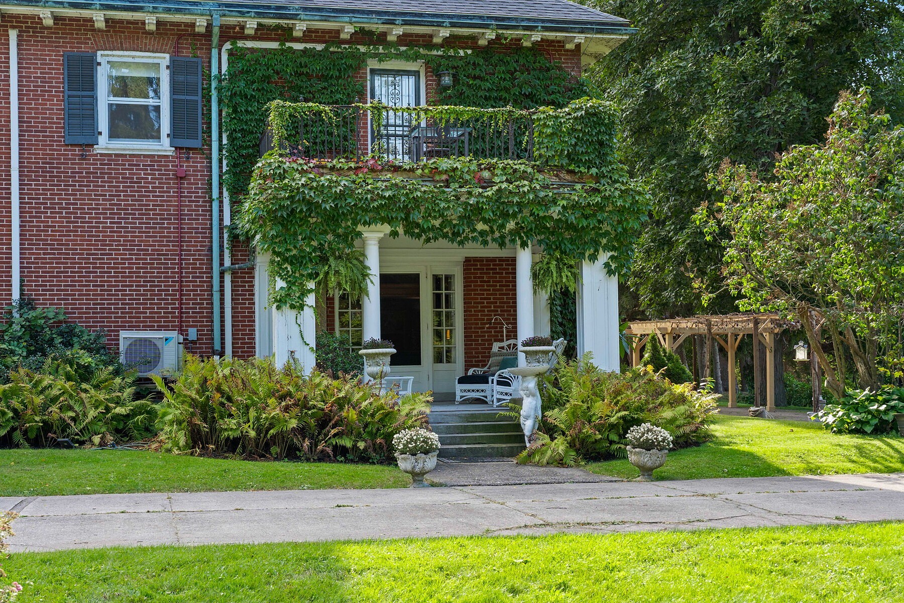  Neo-Classical Revival Home - 物件實景