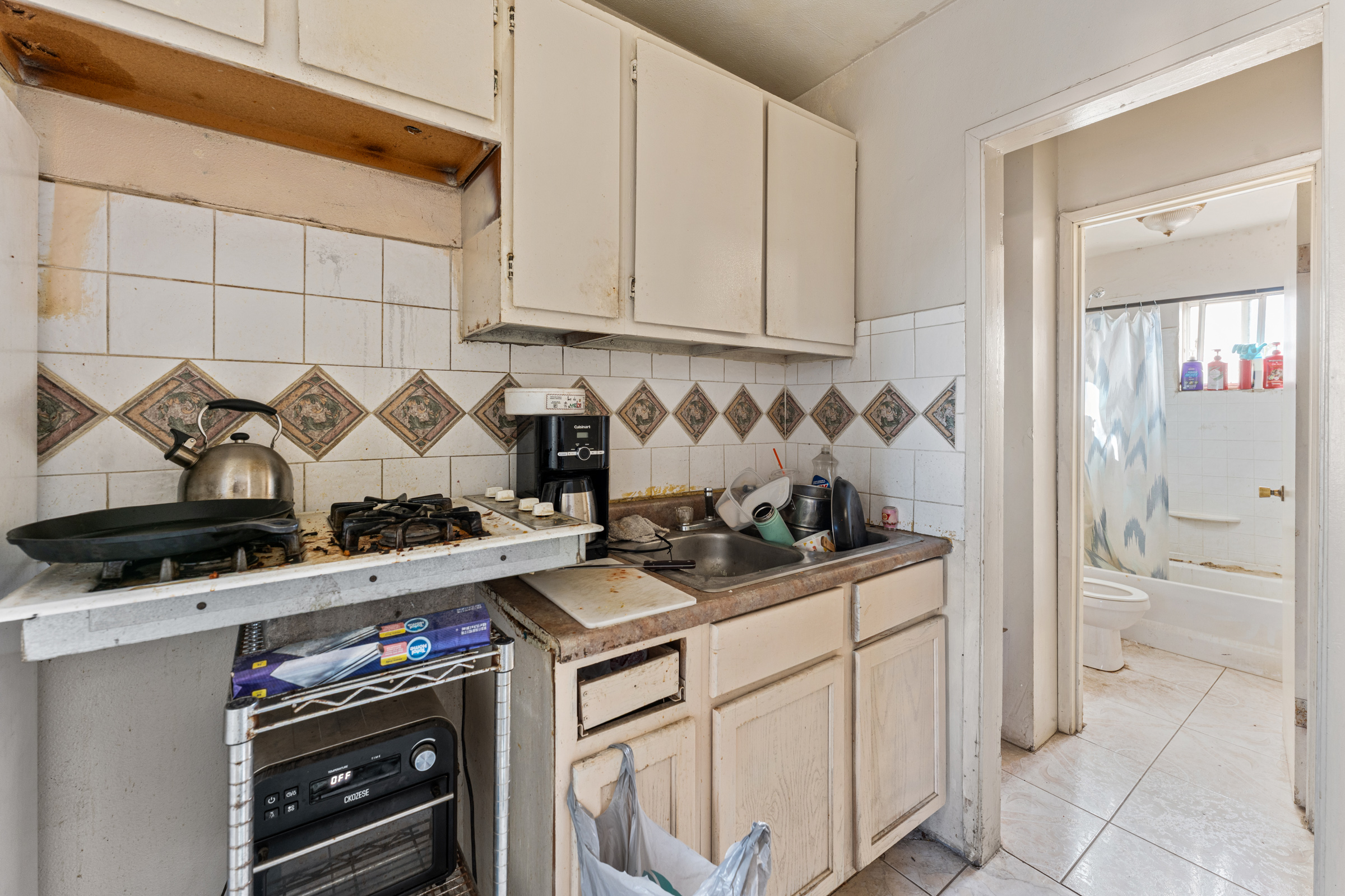 Fontana, California, 92336, United States, 7 Bedrooms Bedrooms, ,4 BathroomsBathrooms,Residential,For Sale,1988528