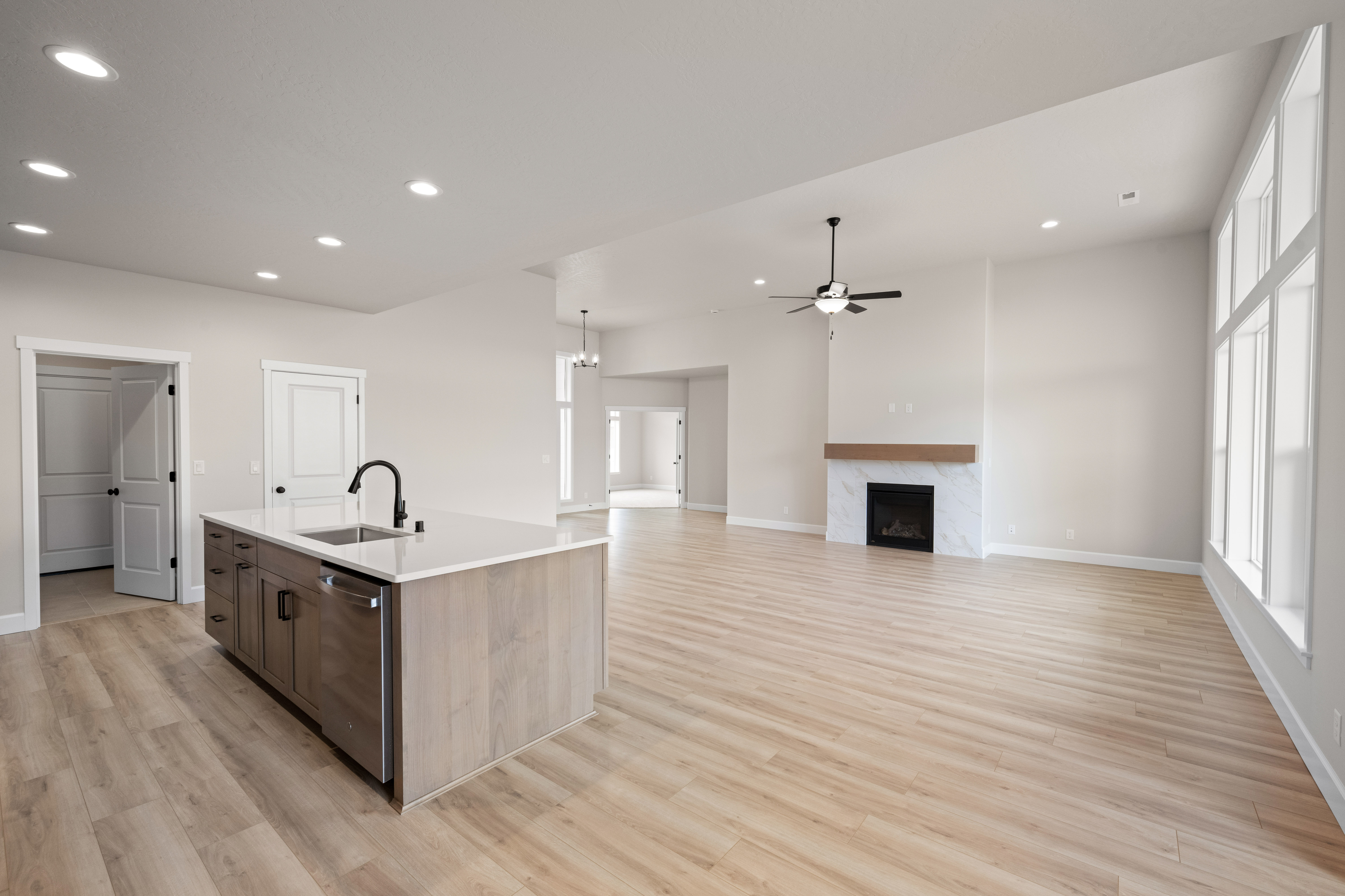  Incredible Floor Plan, Corner Lot & Fully Fenced - 物件實景