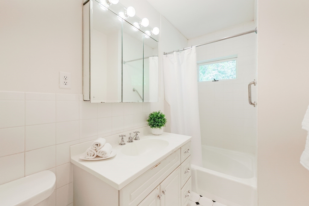 Newton, Massachusetts, 02465, United States, 5 Bedrooms Bedrooms, ,3 BathroomsBathrooms,Residential,For Sale,1939012