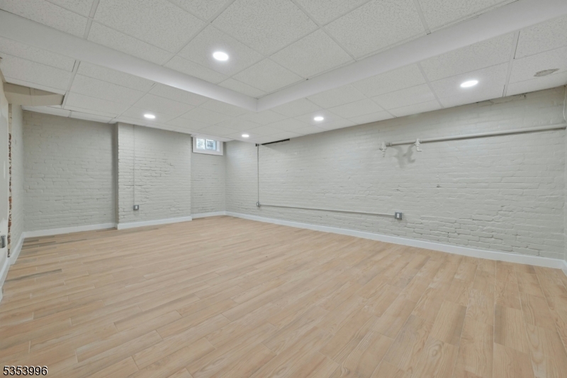 Montclair Twp., New Jersey, 07042, United States, ,Residential,For Sale,1989537