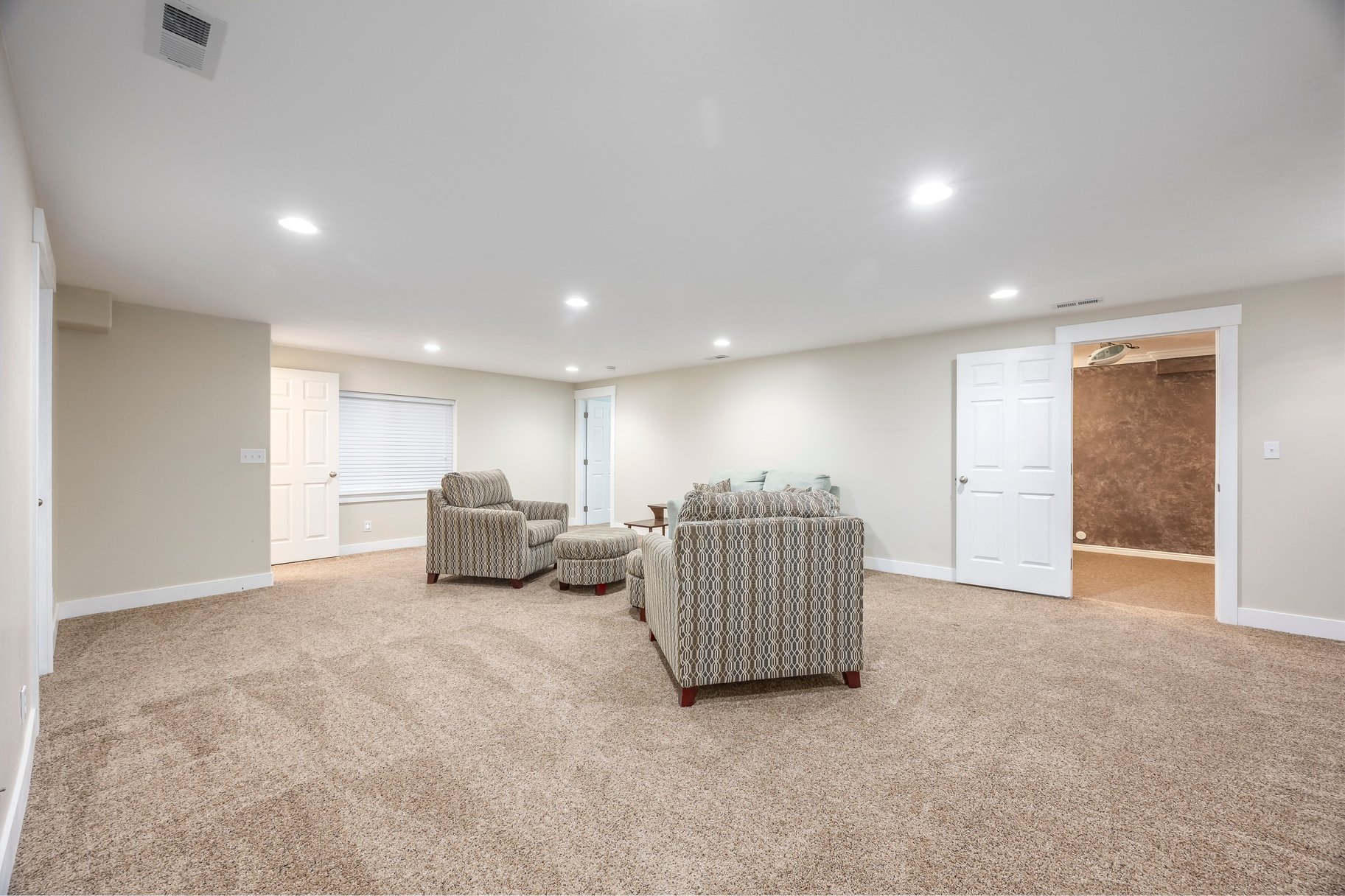  Designed for Easy Living, Upstairs & Down - 物件實景