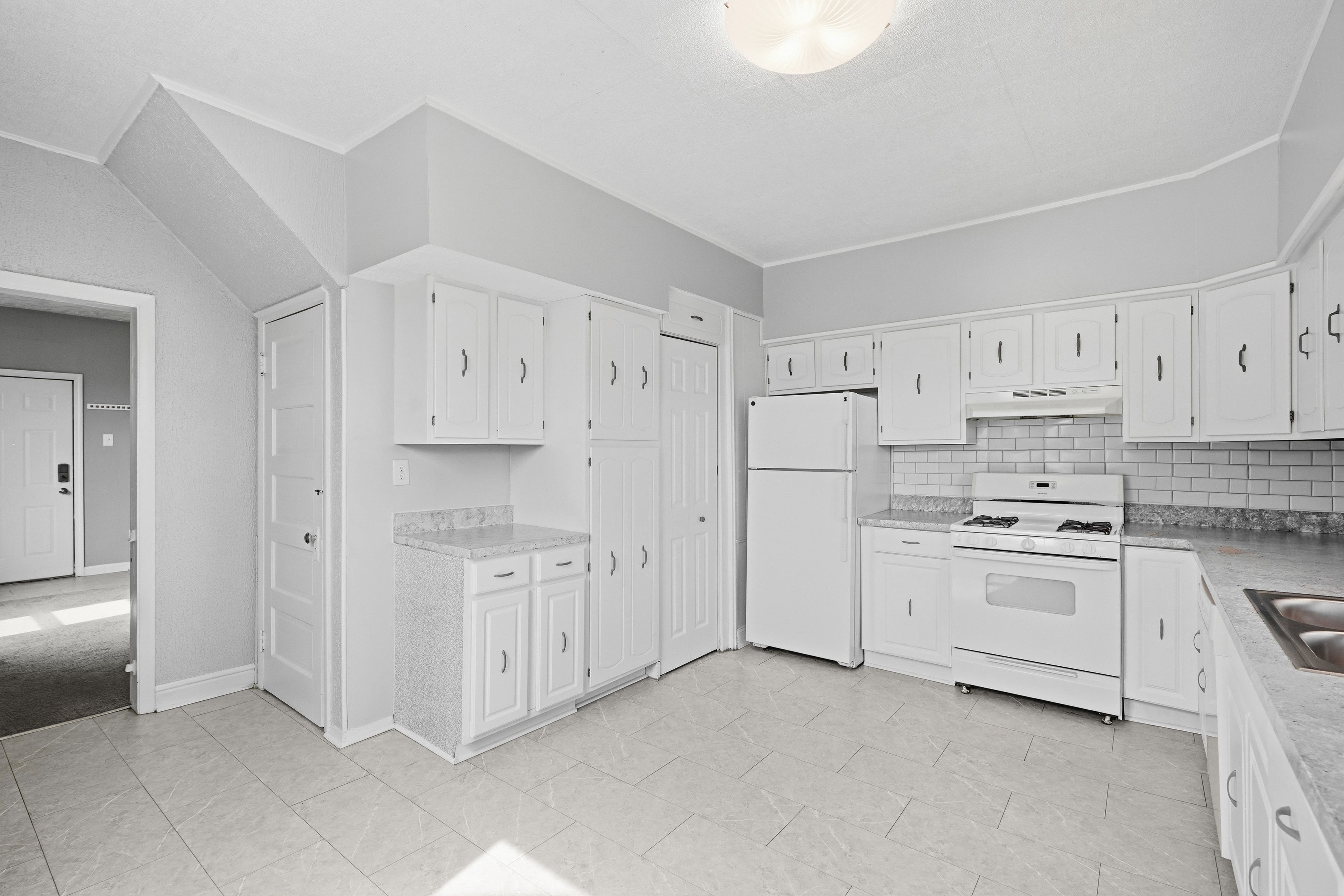  636 1/2 Fifth Avenue, Coraopolis, PA 15108 - 物件實景