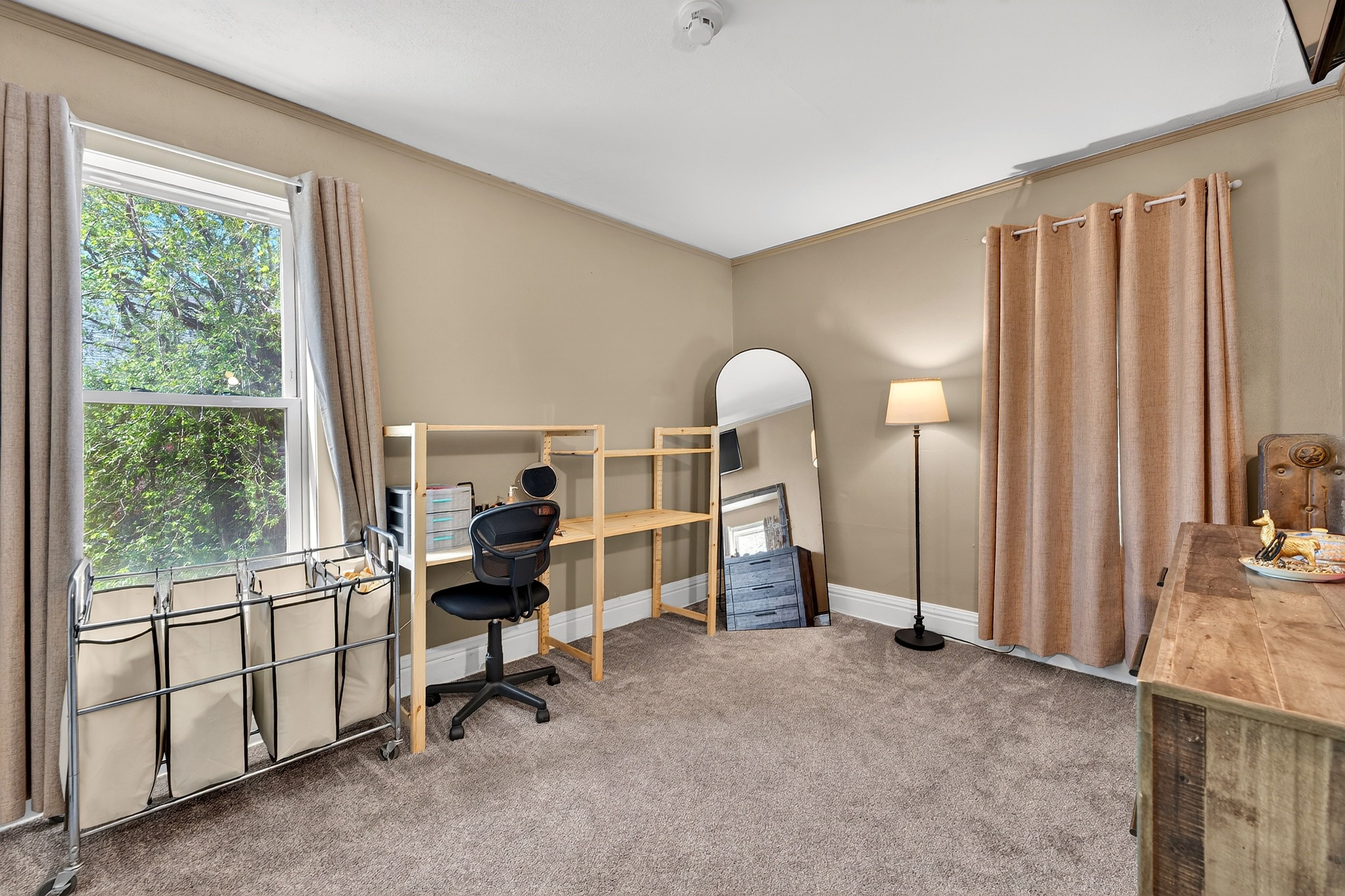 Ultimate Versatility: 7-Bedroom Gem with $40K in Upgrades & Private Guest Wing - 物件實景