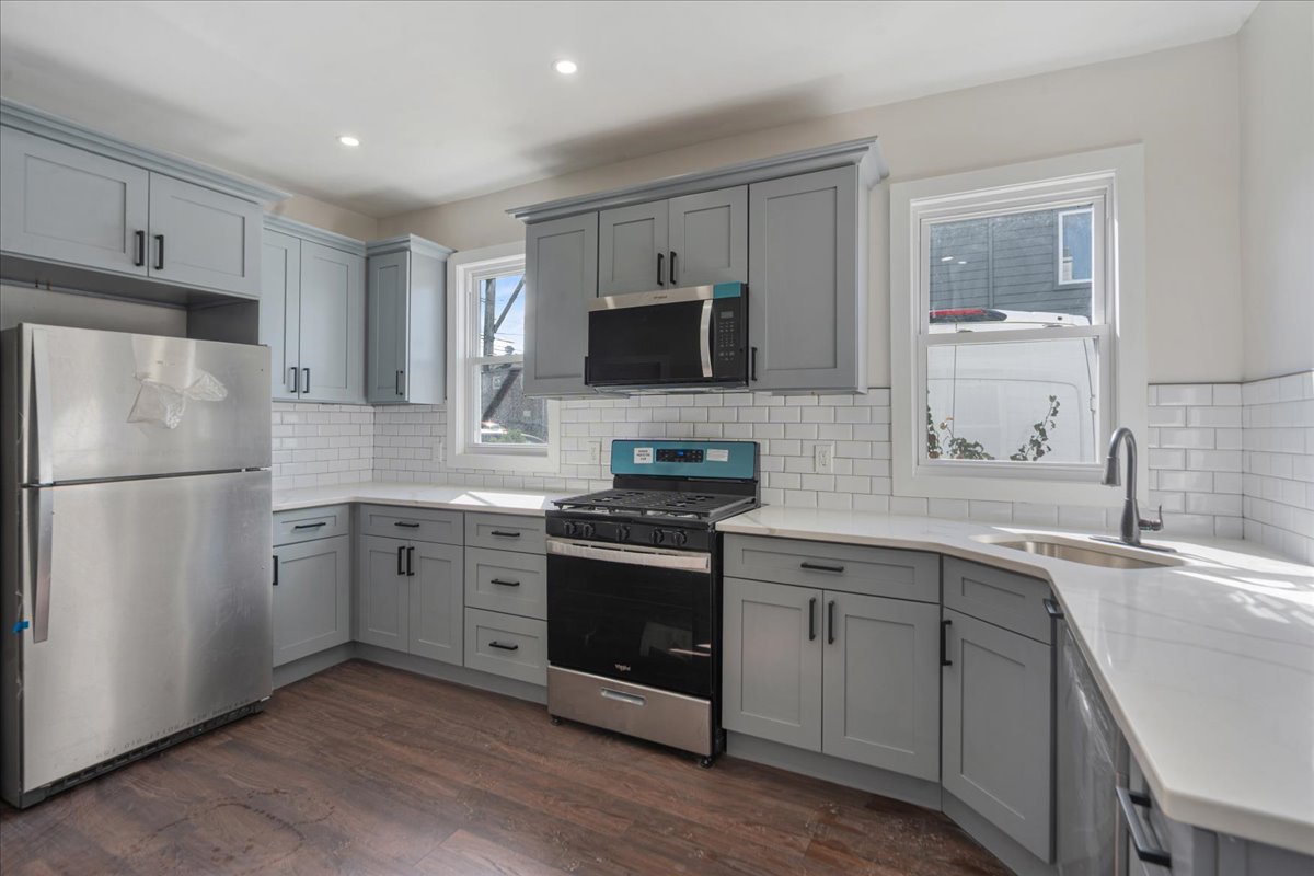 Bergen, Lodi Borough, New Jersey, 07644, United States, 6 Bedrooms Bedrooms, ,4 BathroomsBathrooms,Residential,For Sale,1977349