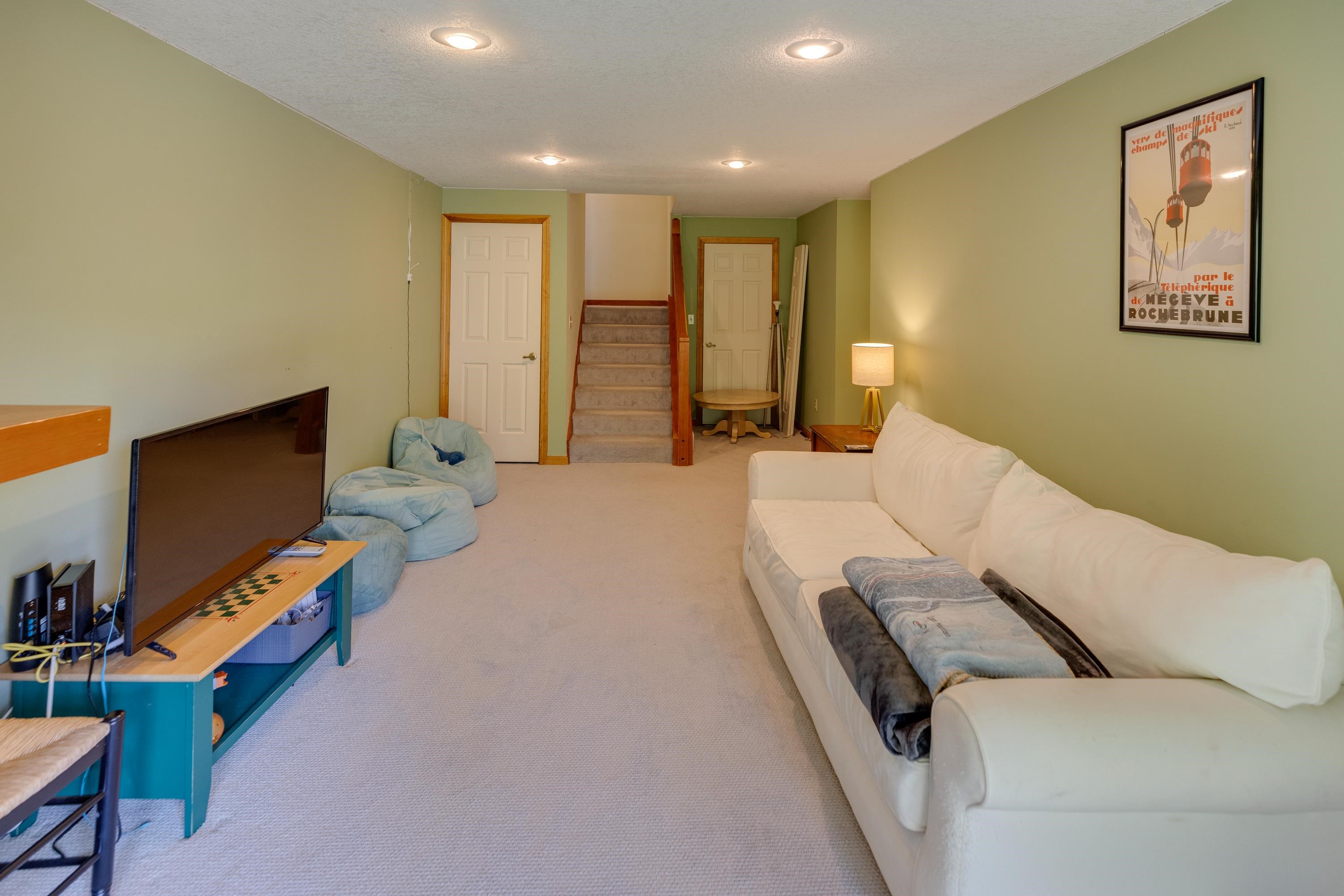 Lincoln, New Hampshire, 03251, United States, 4 Bedrooms Bedrooms, ,4 BathroomsBathrooms,Residential,For Sale,1991749