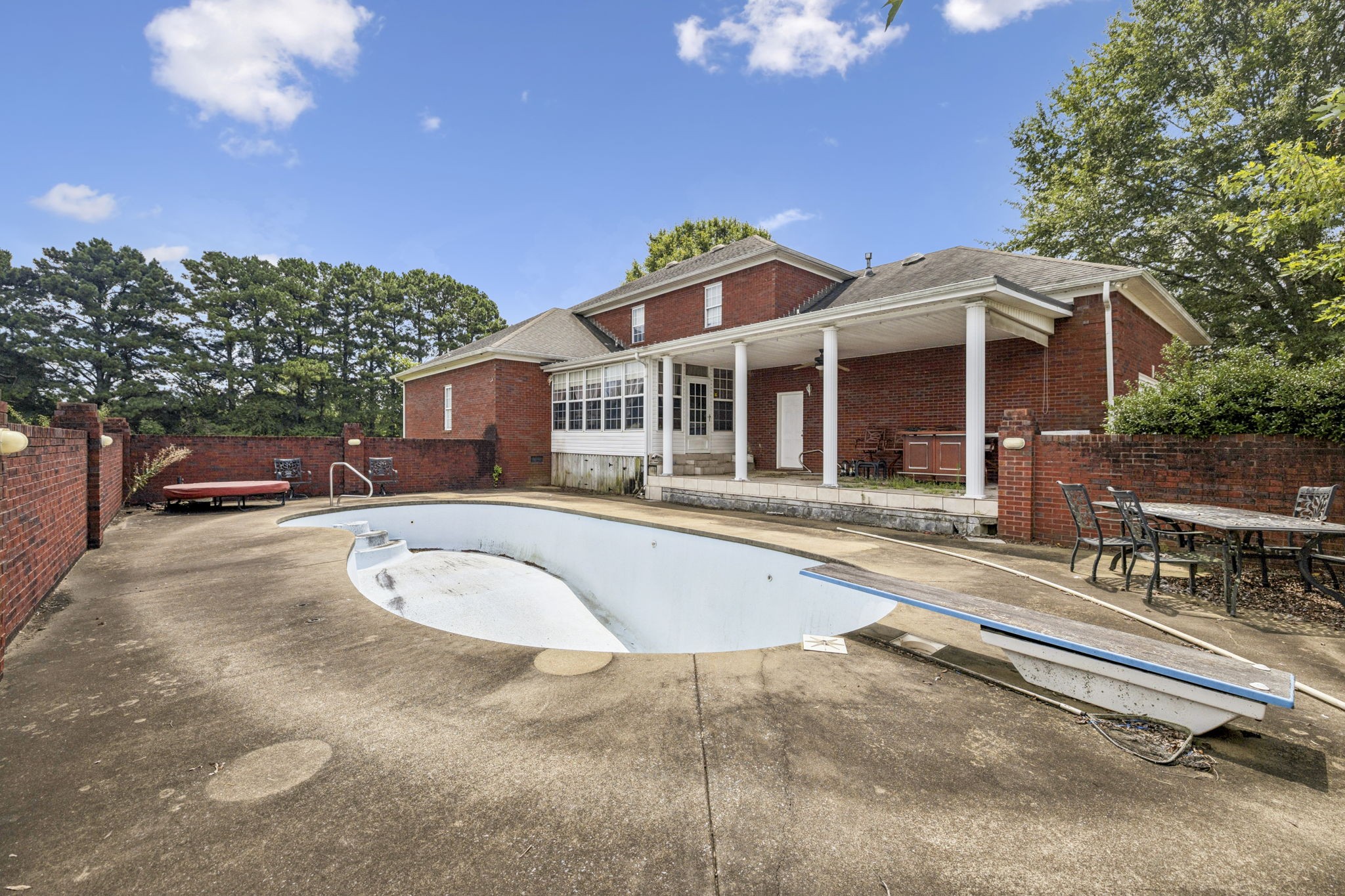 Lawrenceburg, Tennessee, 38464, United States, 5 Bedrooms Bedrooms, ,4 BathroomsBathrooms,Residential,For Sale,1918040
