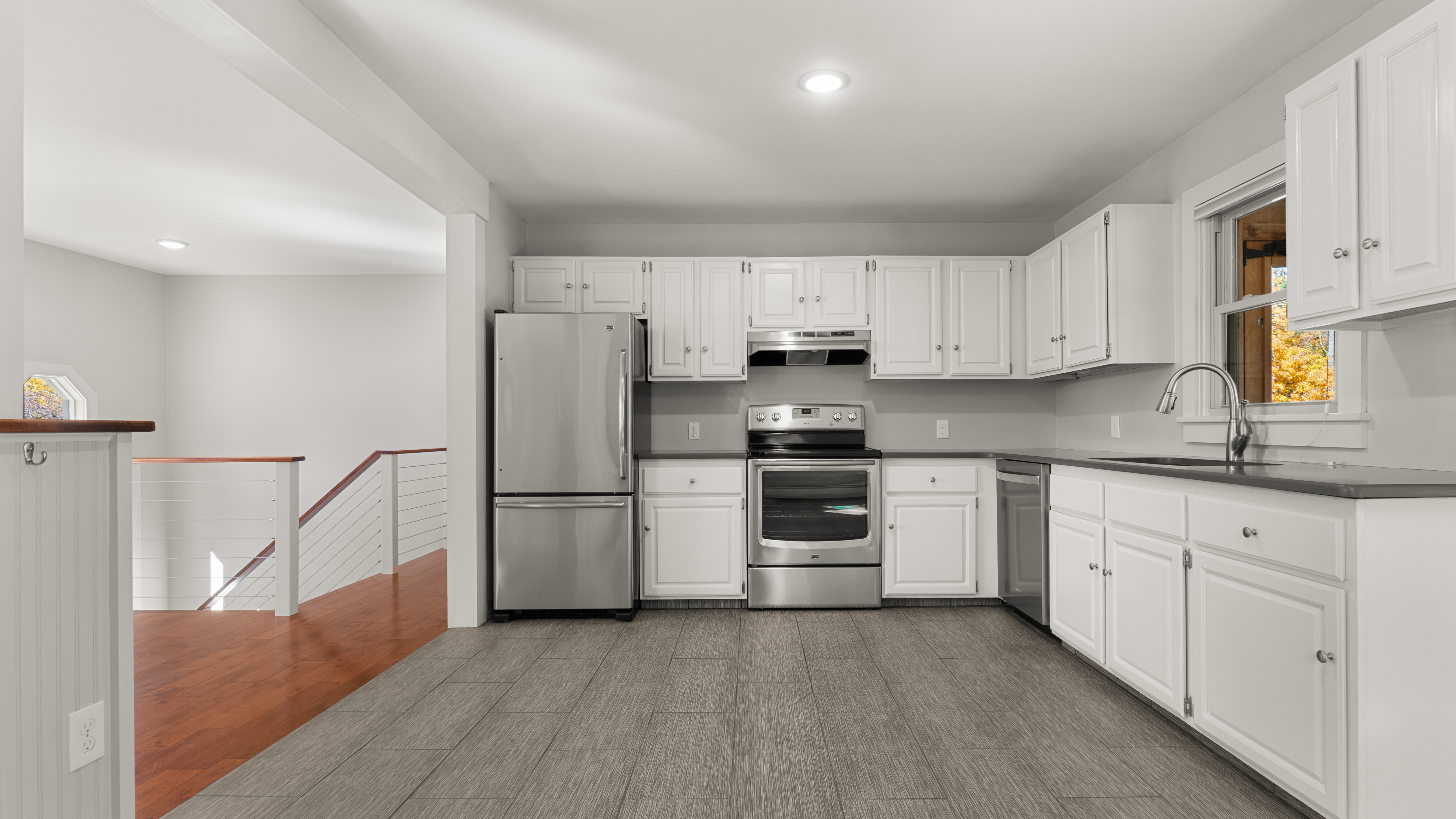  Move-In Ready Pittsfield Raised Ranch  Updated 3-Bed with Heated 3-Bay Detached - 物件實景