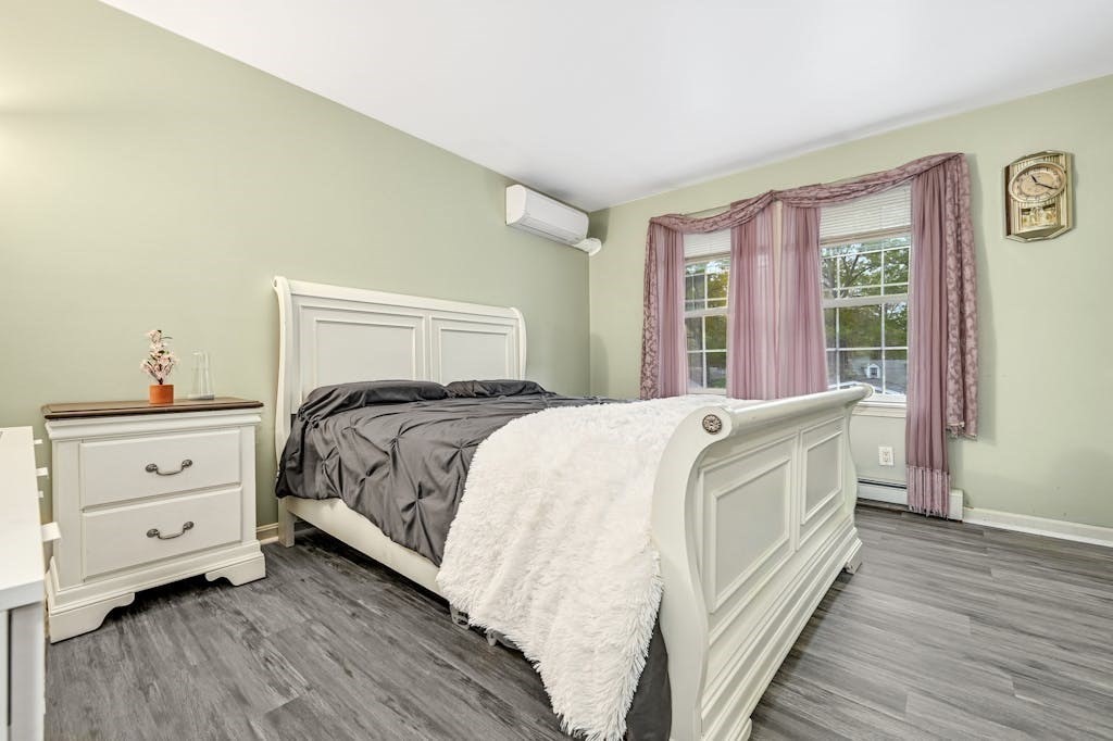 Webster, Massachusetts, 01570, United States, 3 Bedrooms Bedrooms, ,2 BathroomsBathrooms,Residential,For Sale,1937181
