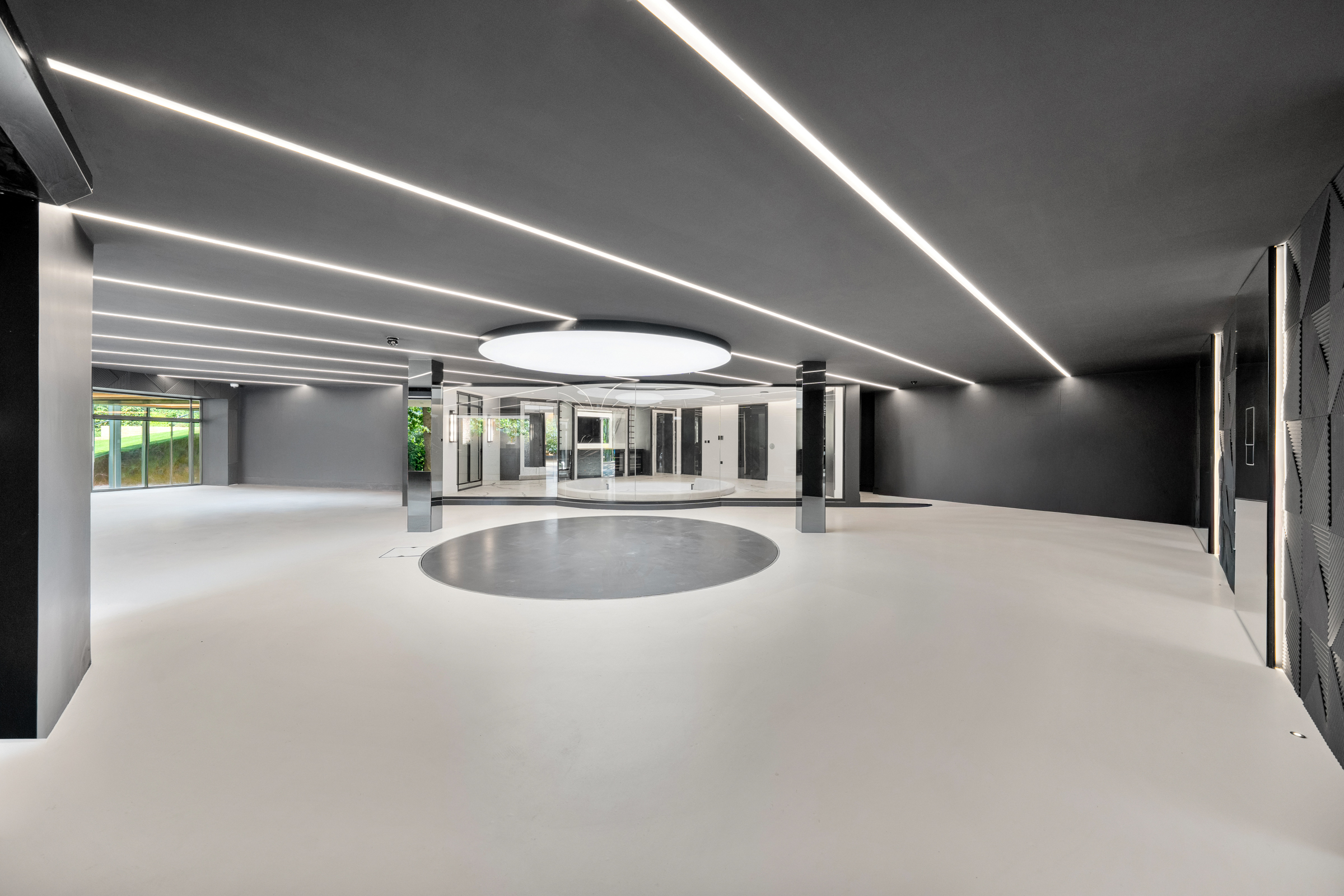  A six-bedroom St George’s Hill house with a private spa and rising-floor pool - 物件實景