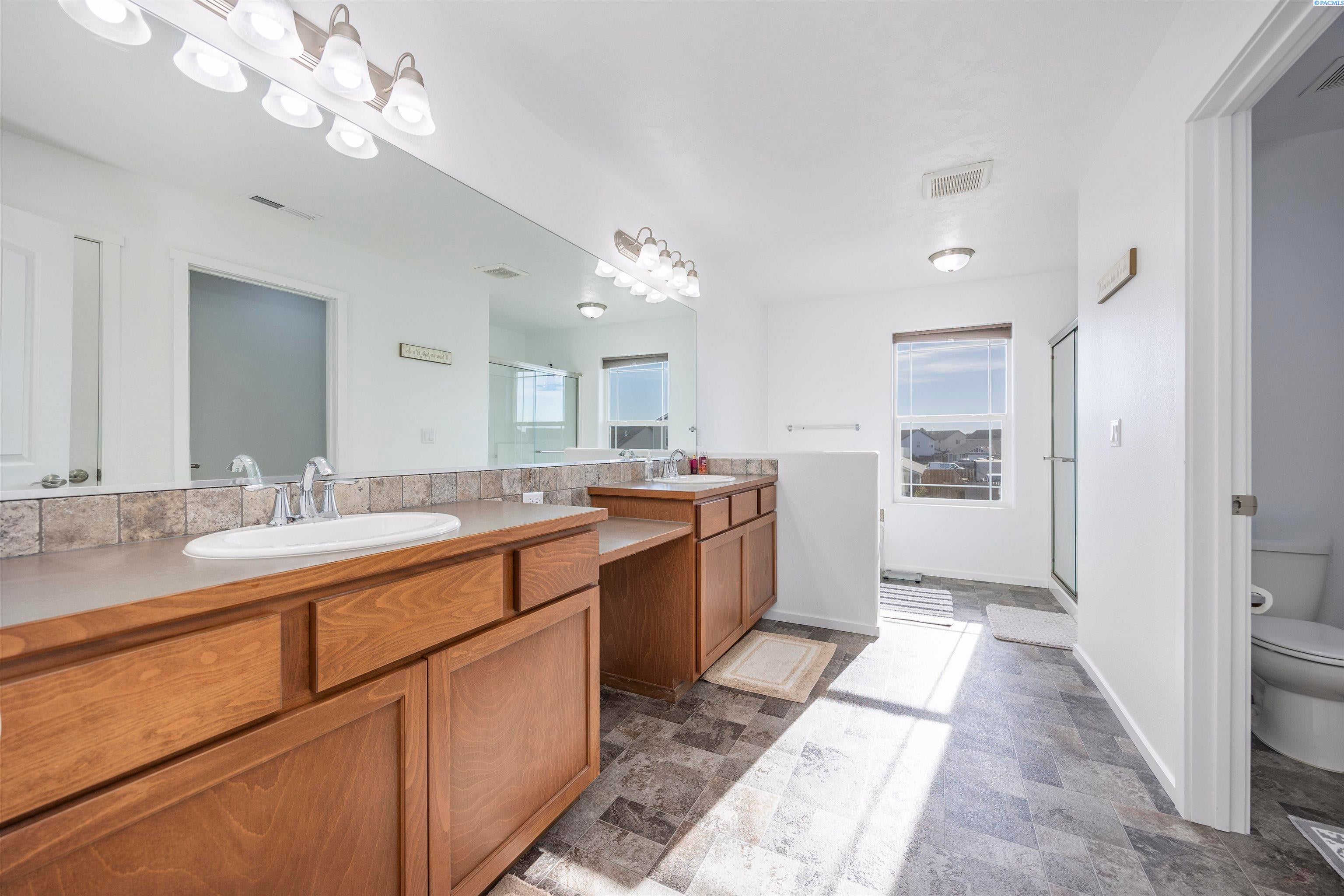 Pasco, Washington, 99301, United States, 4 Bedrooms Bedrooms, ,3 BathroomsBathrooms,Residential,For Sale,1974657