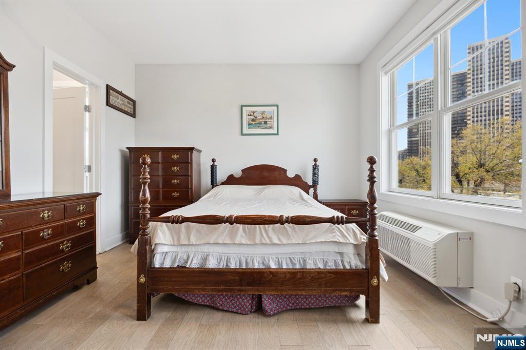 Fort Lee, New Jersey, 07024, United States, 3 Bedrooms Bedrooms, ,3 BathroomsBathrooms,Residential,For Sale,1932356