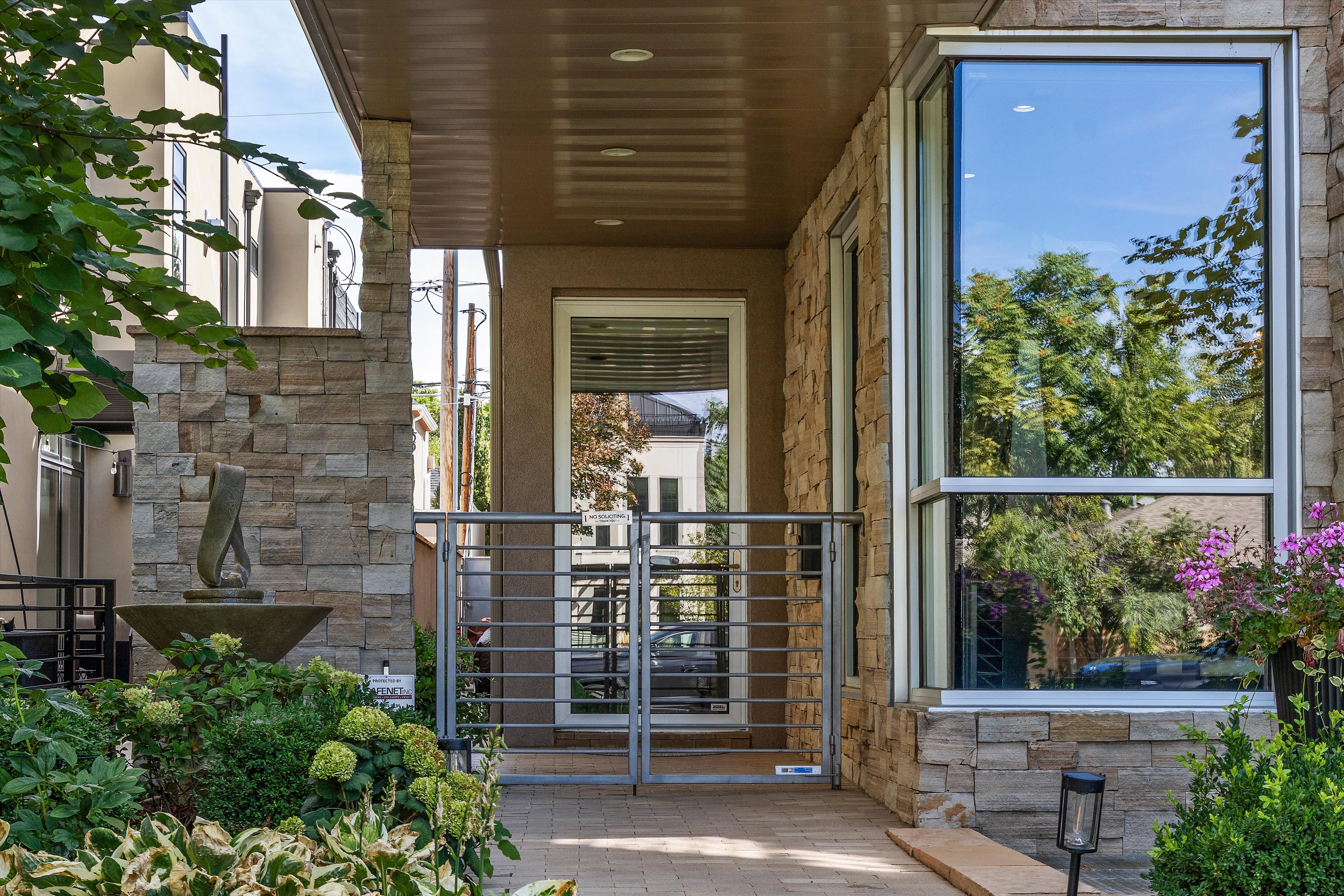  Contemporary residence combines sophisticated design with functional floor plan - 物件實景