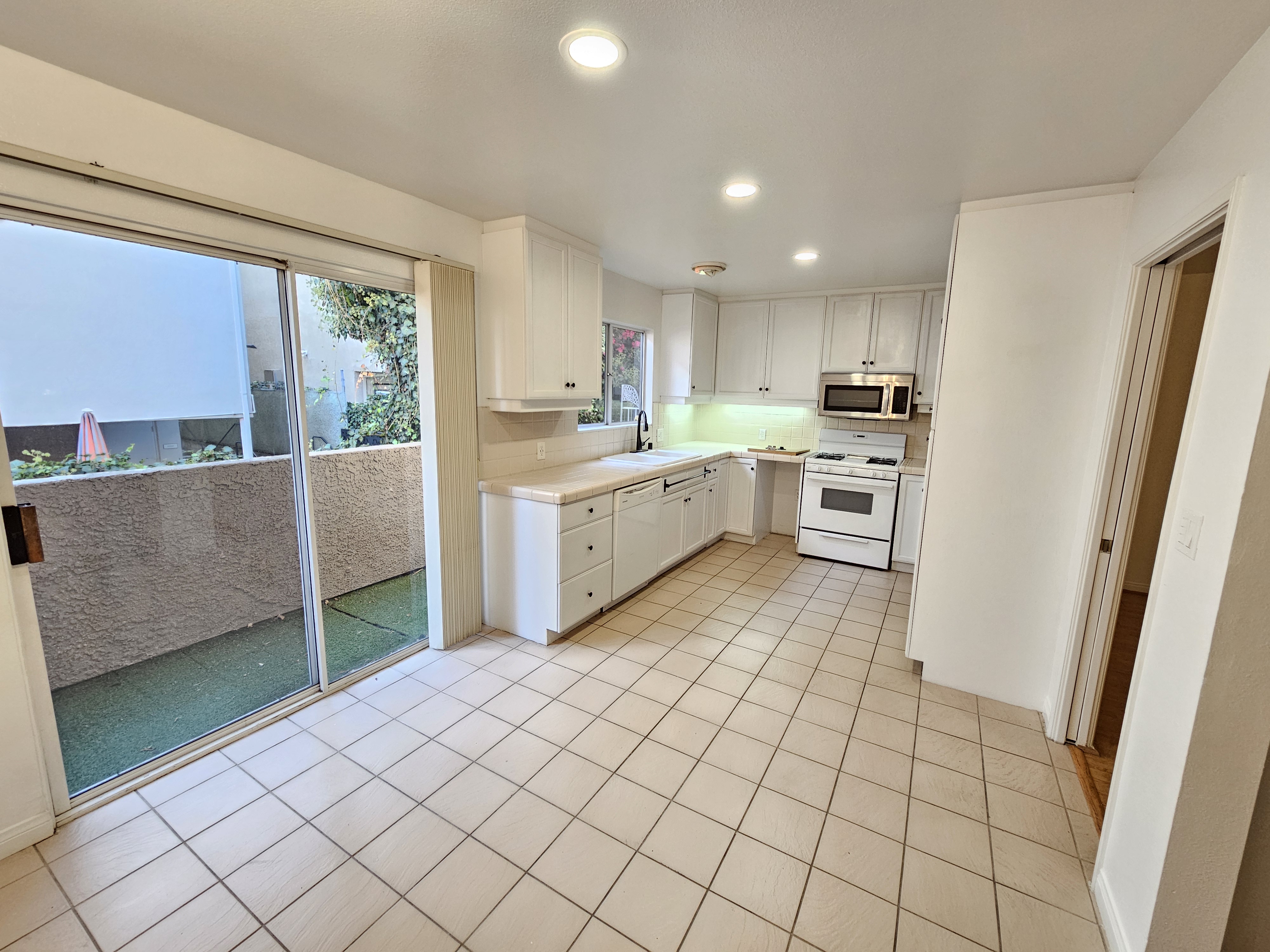 Los Angeles, California, 90068, United States, 2 Bedrooms Bedrooms, ,2 BathroomsBathrooms,Residential,For Sale,1977140