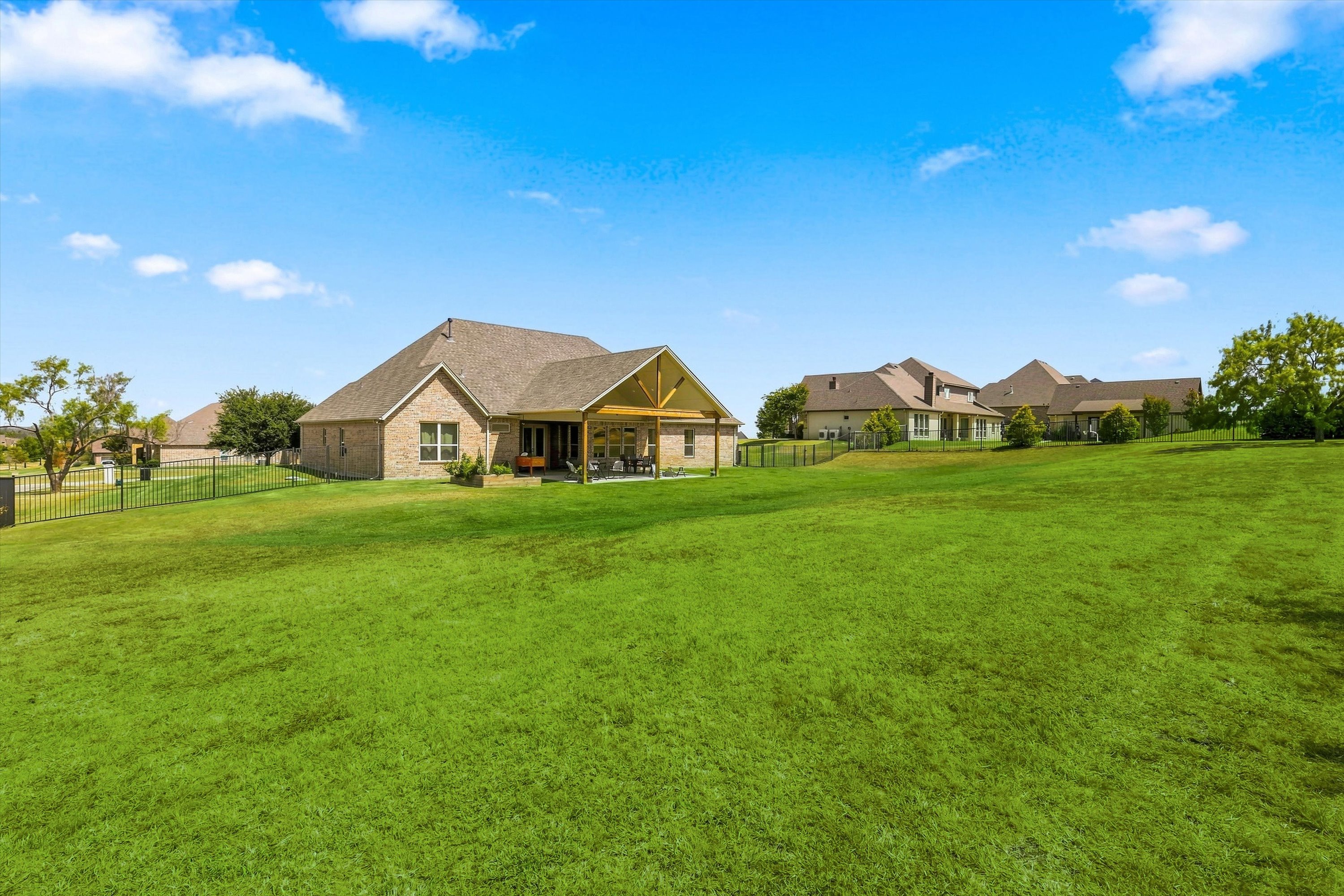  Timeless Style, Thoughtful Updates & One Acre to Enjoy - 物件實景