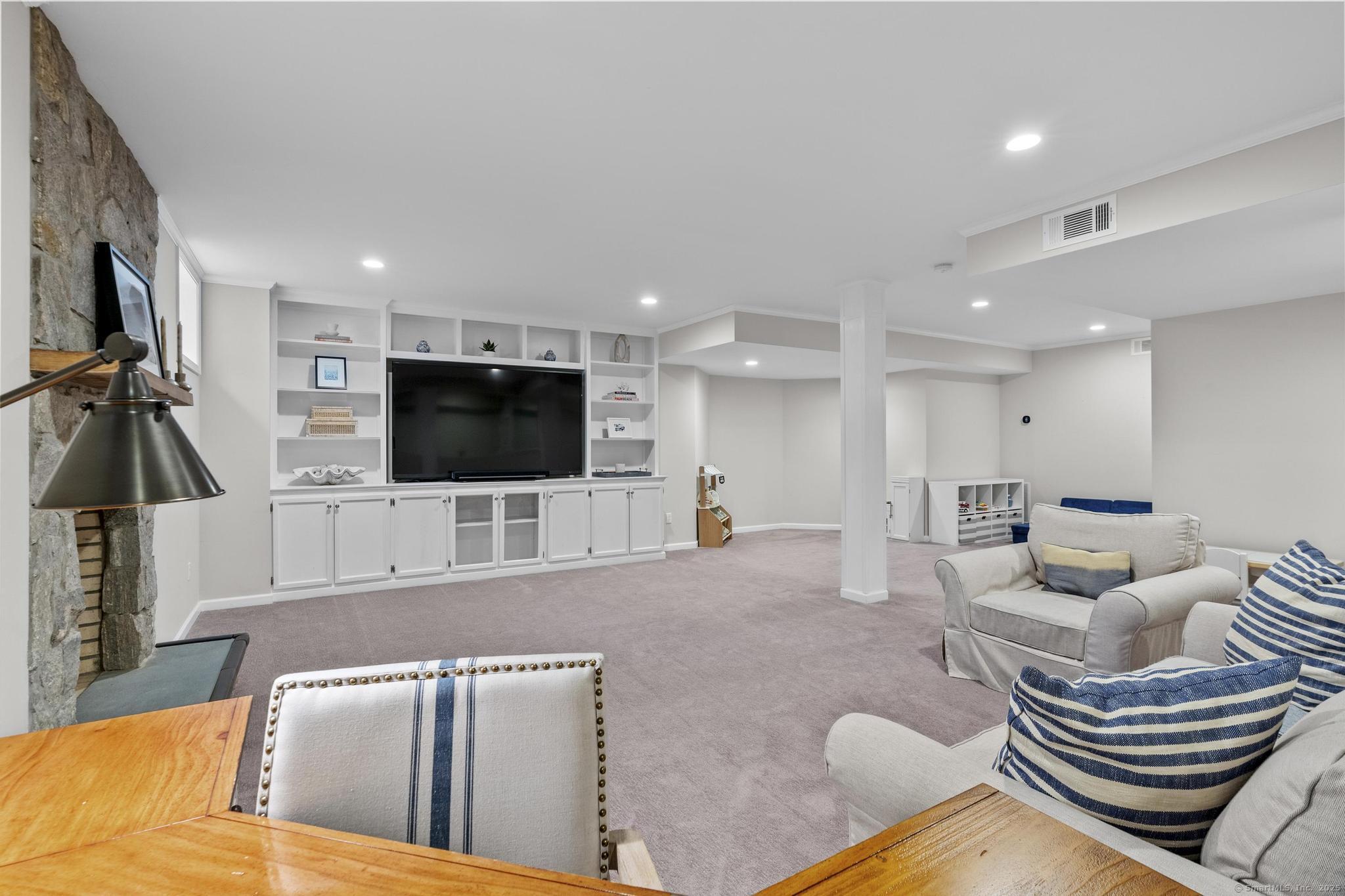 West Hartford, Connecticut, 06117, United States, 4 Bedrooms Bedrooms, ,5 BathroomsBathrooms,Residential,For Sale,1989224