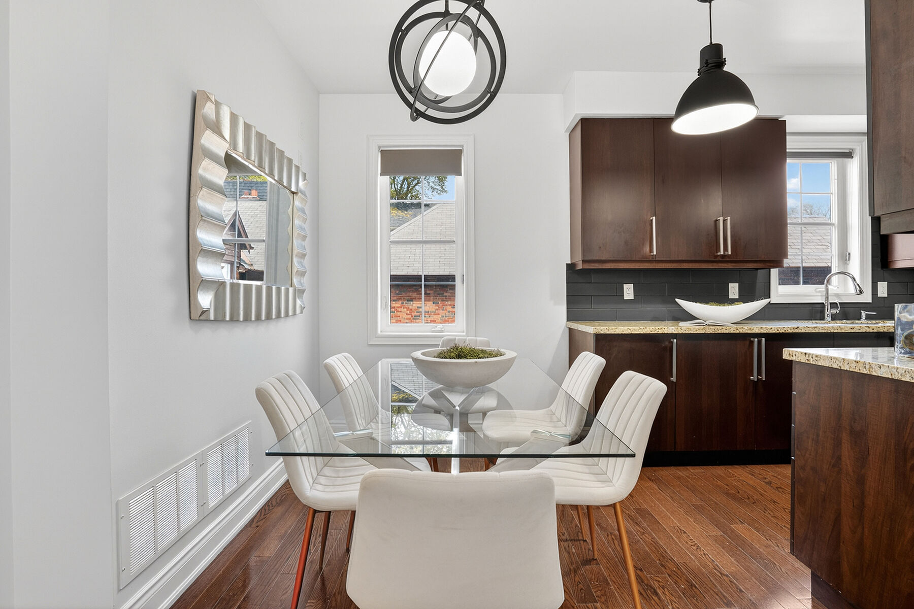  Rare Forest Hill Townhome - 物件實景
