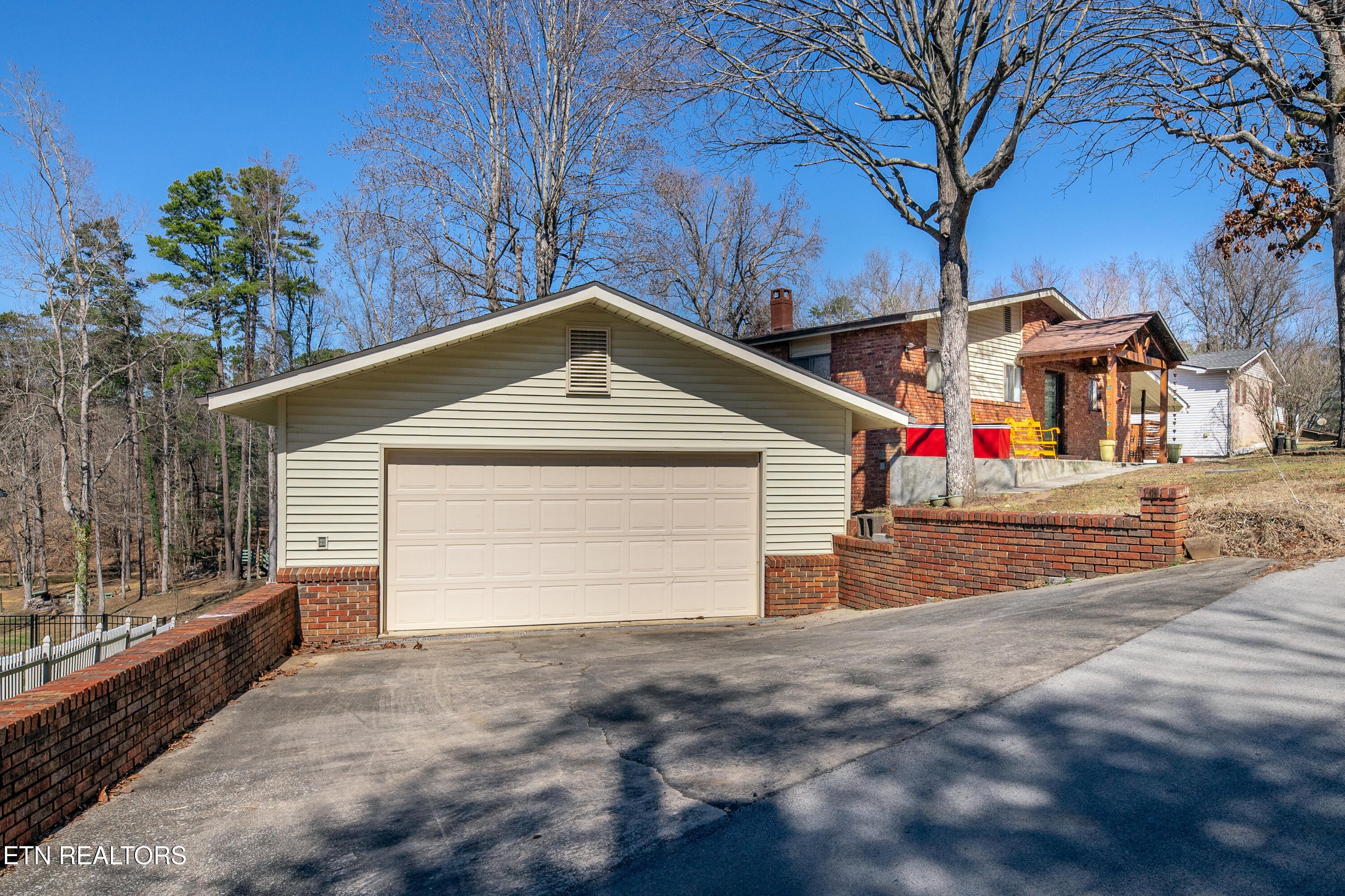 Kingston, Tennessee, 37763, United States, 4 Bedrooms Bedrooms, ,2 BathroomsBathrooms,Residential,For Sale,1850239