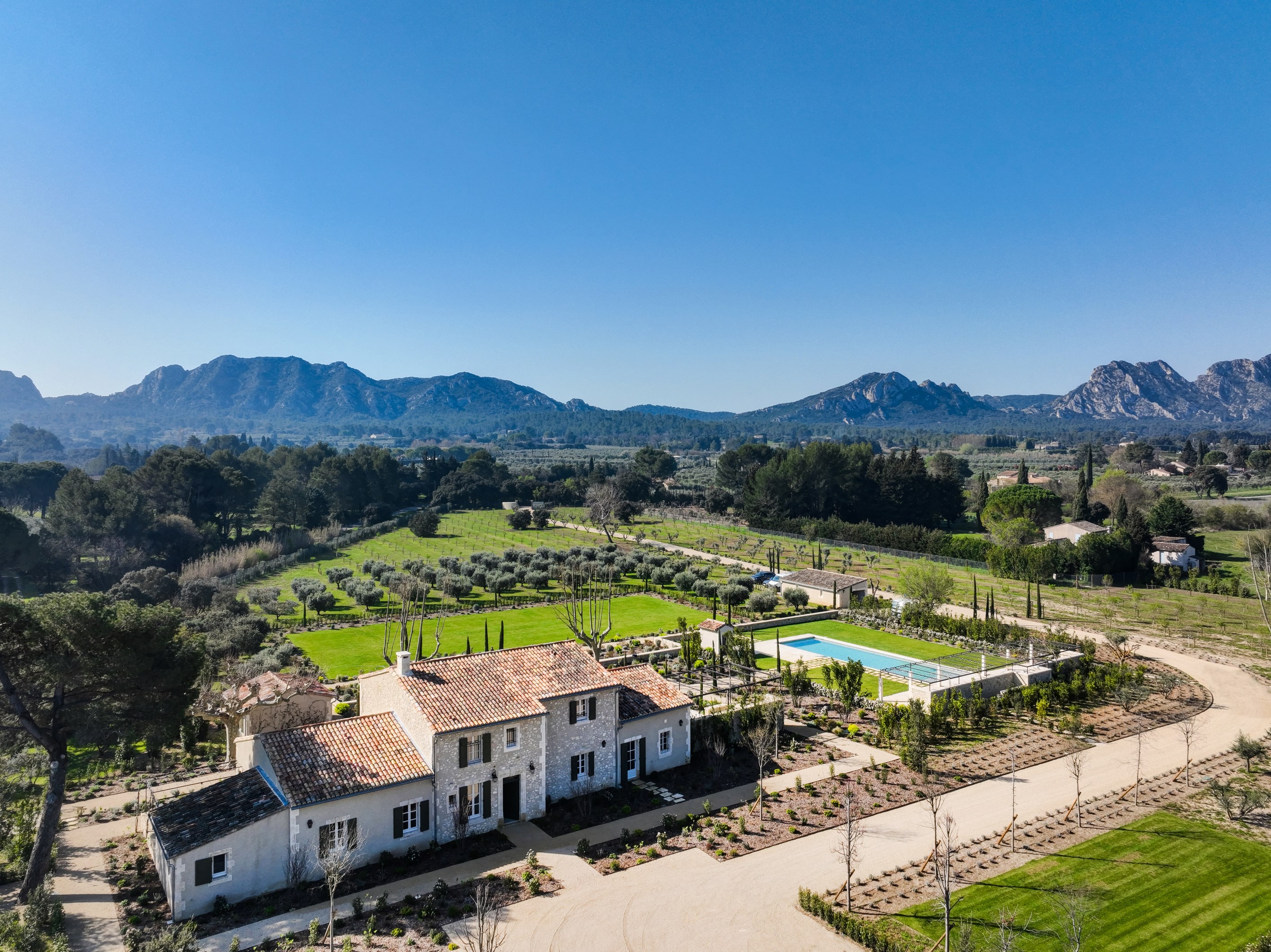  Renovated stone farmhouse with stunning views of the Alpilles, tennis court and… - 物件實景