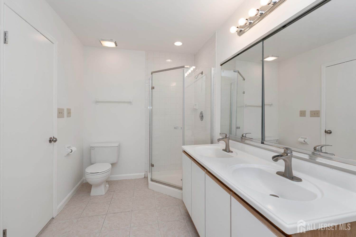 Sayreville, New Jersey, 08872, United States, 3 Bedrooms Bedrooms, ,3 BathroomsBathrooms,Residential,For Sale,1937577