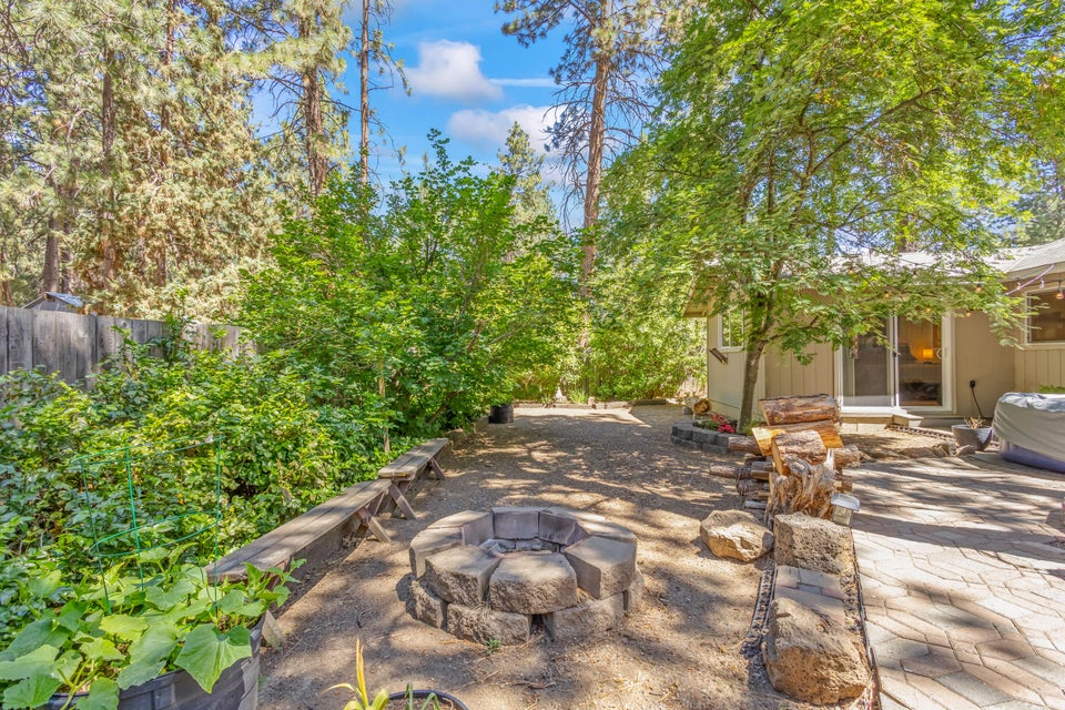 Bend, Oregon, 97702, United States, 3 Bedrooms Bedrooms, ,2 BathroomsBathrooms,Residential,For Sale,1891060