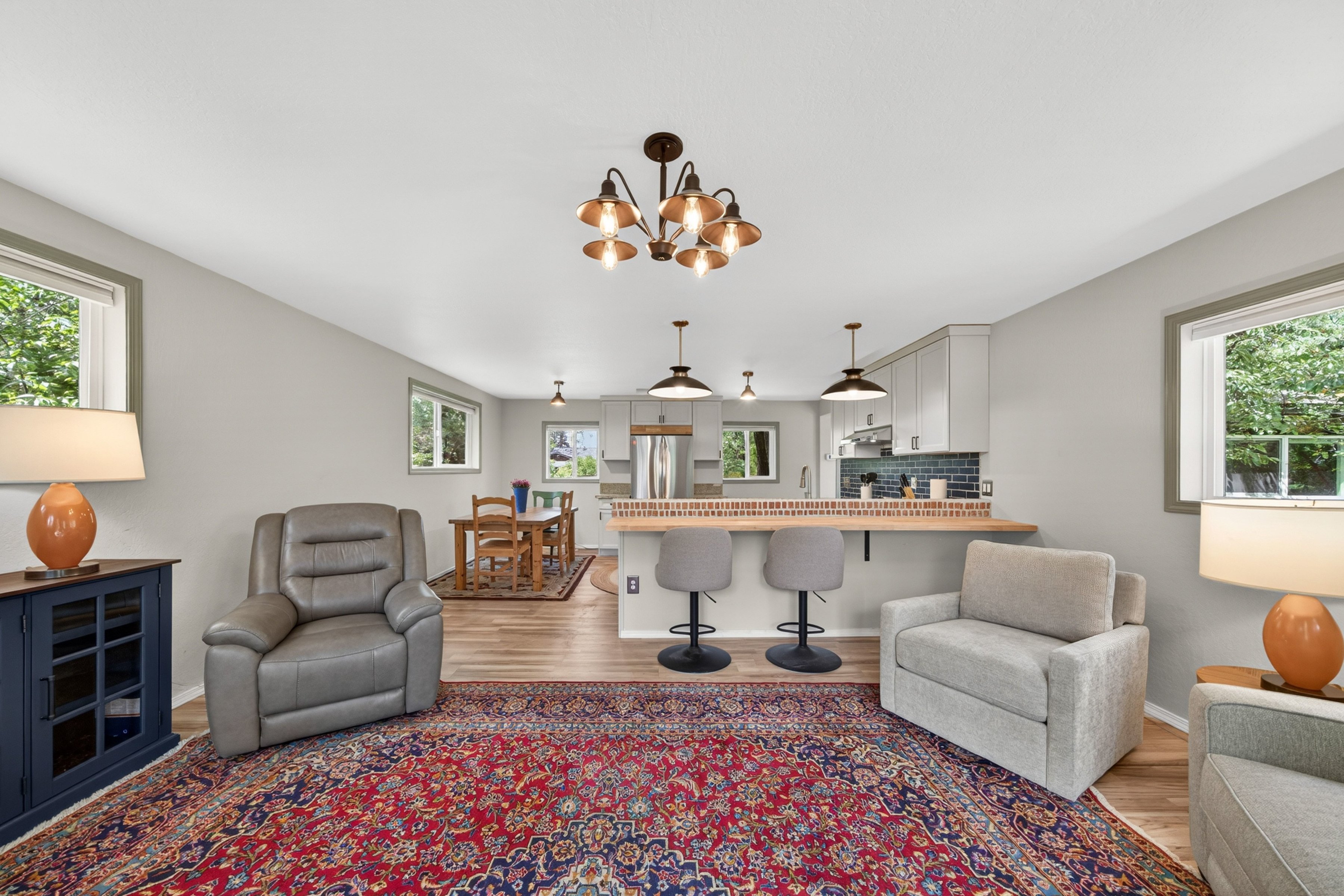  Historic home with 2 guest homes on 1.24 acres with a pool - 物件實景