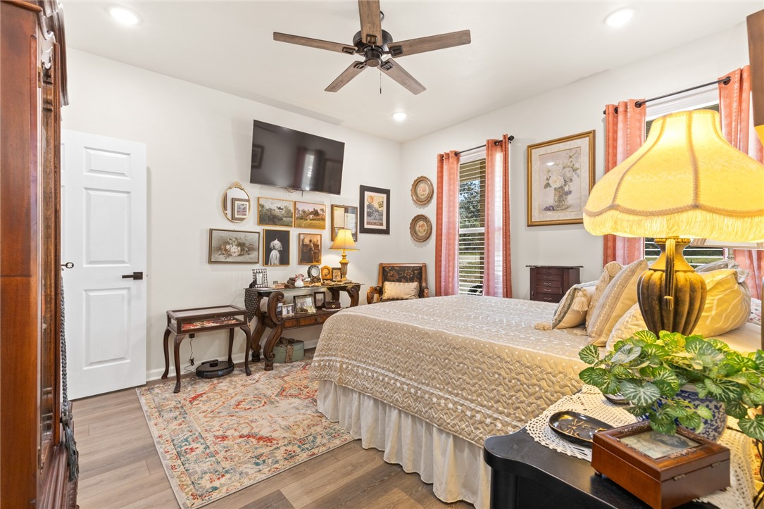 Yellville, Arkansas, 72687, United States, 2 Bedrooms Bedrooms, ,3 BathroomsBathrooms,Residential,For Sale,1970032