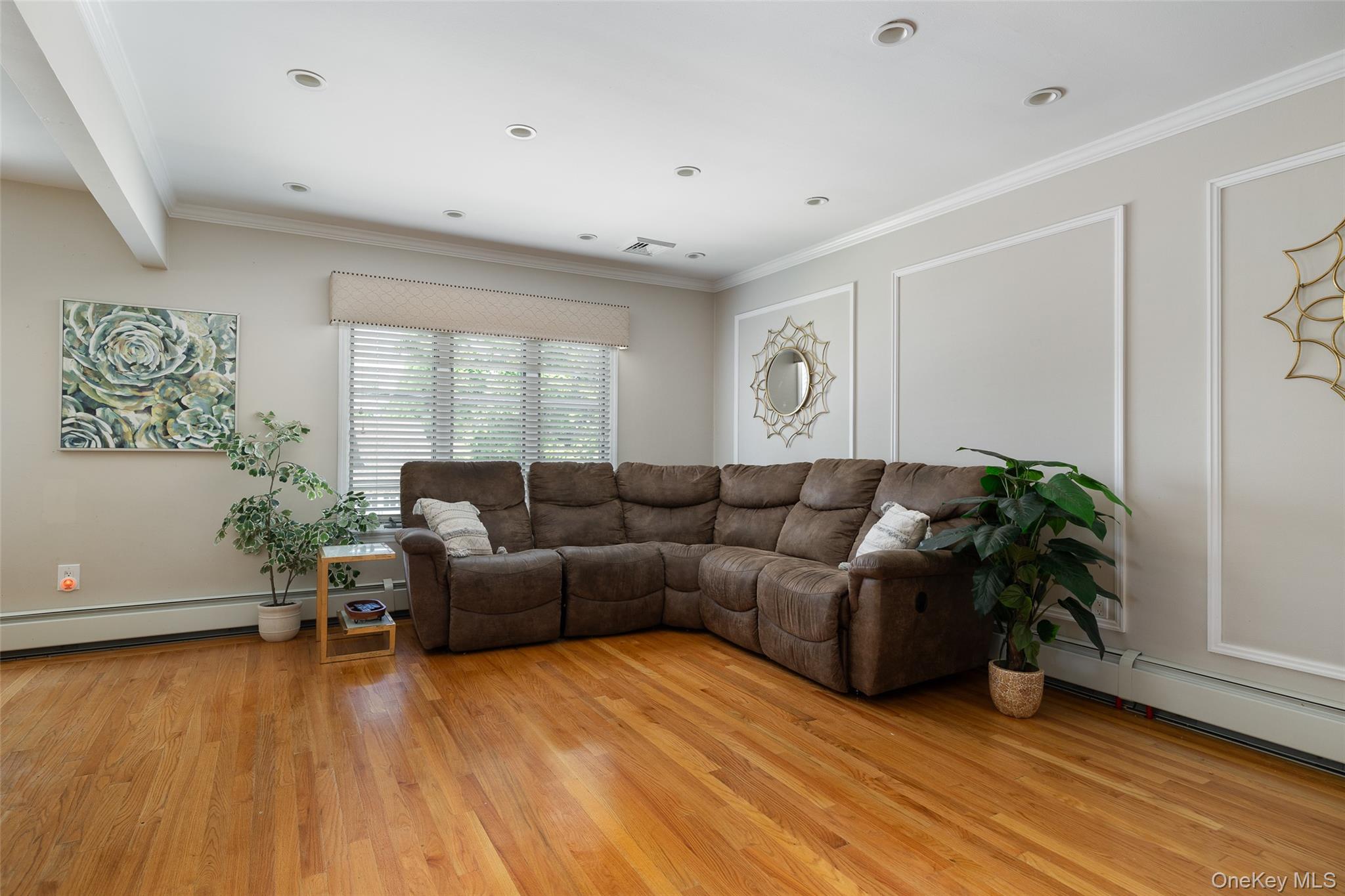 Babylon, New York, 11702, United States, 3 Bedrooms Bedrooms, ,2 BathroomsBathrooms,Residential,For Sale,1930395