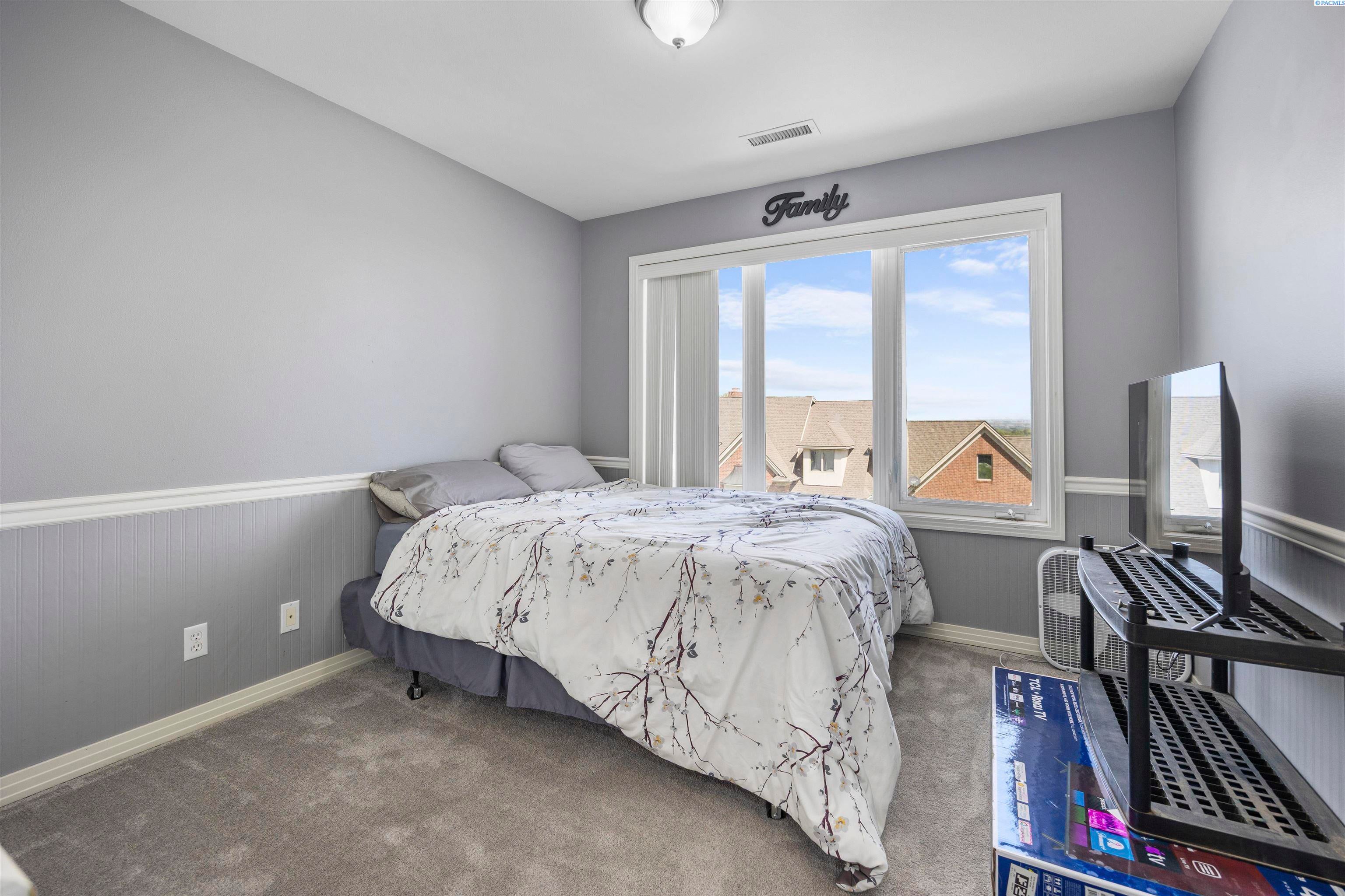 Kennewick, Washington, 99337, United States, 6 Bedrooms Bedrooms, ,4 BathroomsBathrooms,Residential,For Sale,1979182