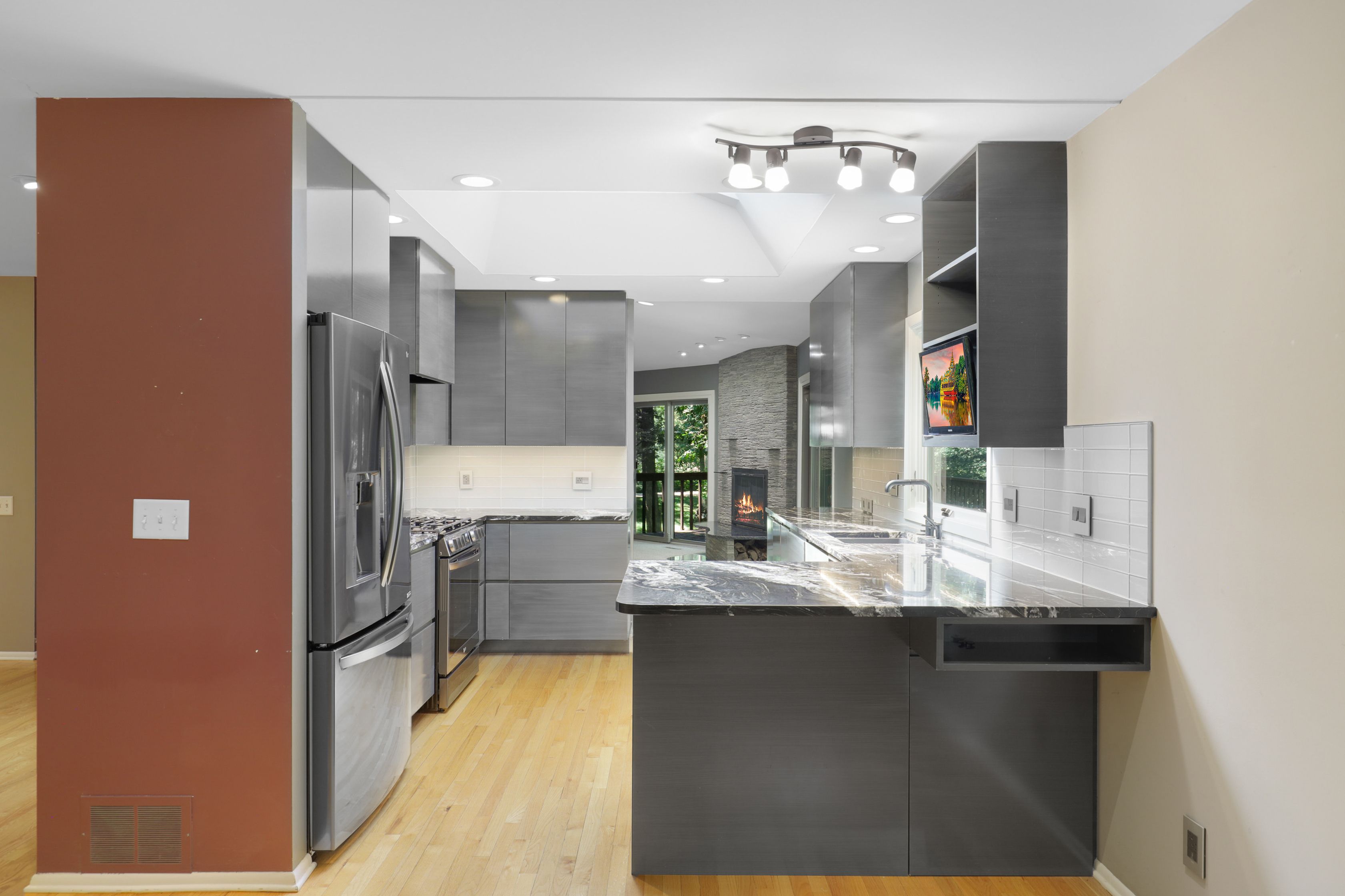  Secluded Wooded Retreat with Beautifully Updated Interiors - 物件實景
