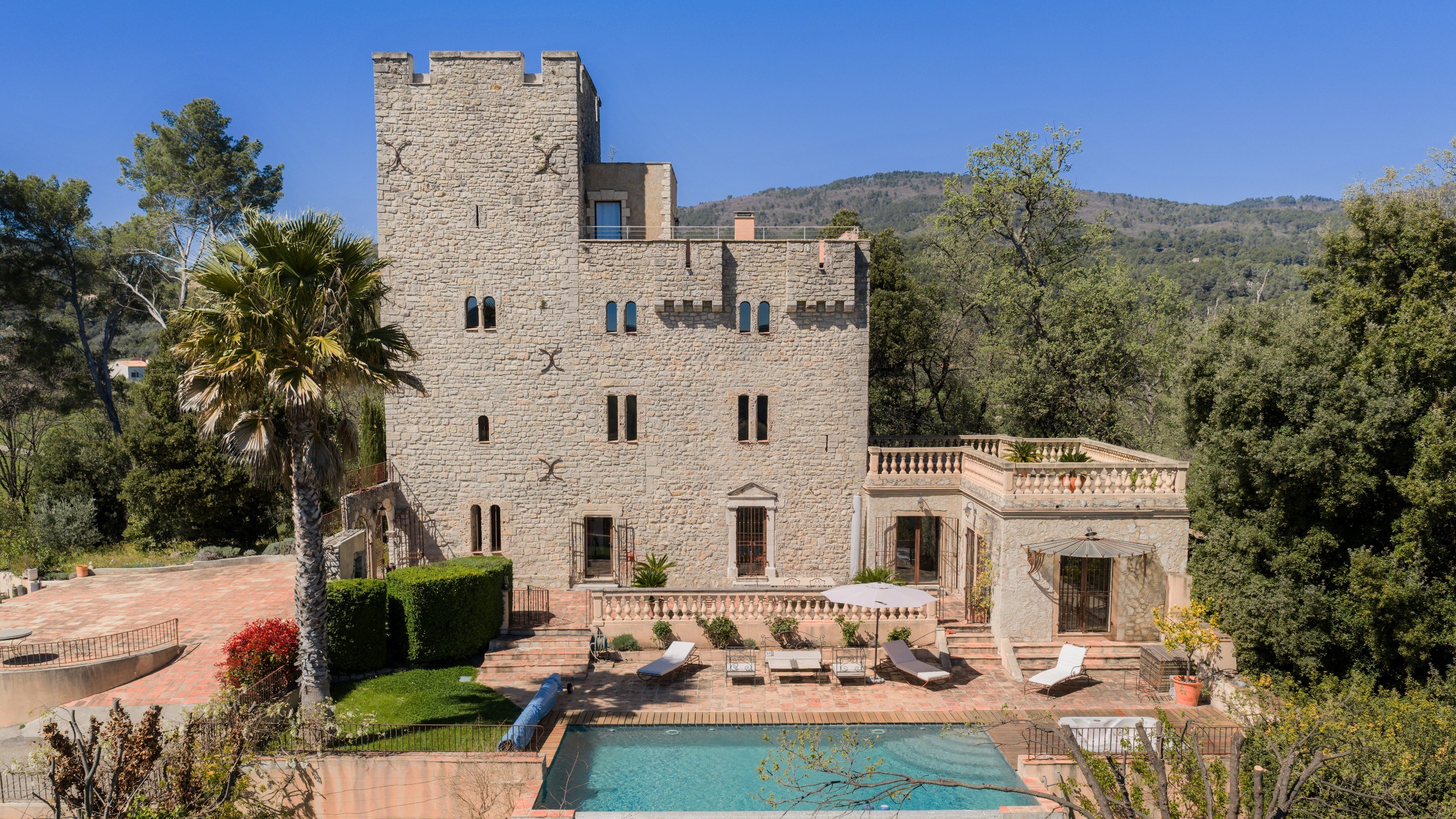  A Medieval Tower Reimagined as an Exceptional Residence - 物件實景