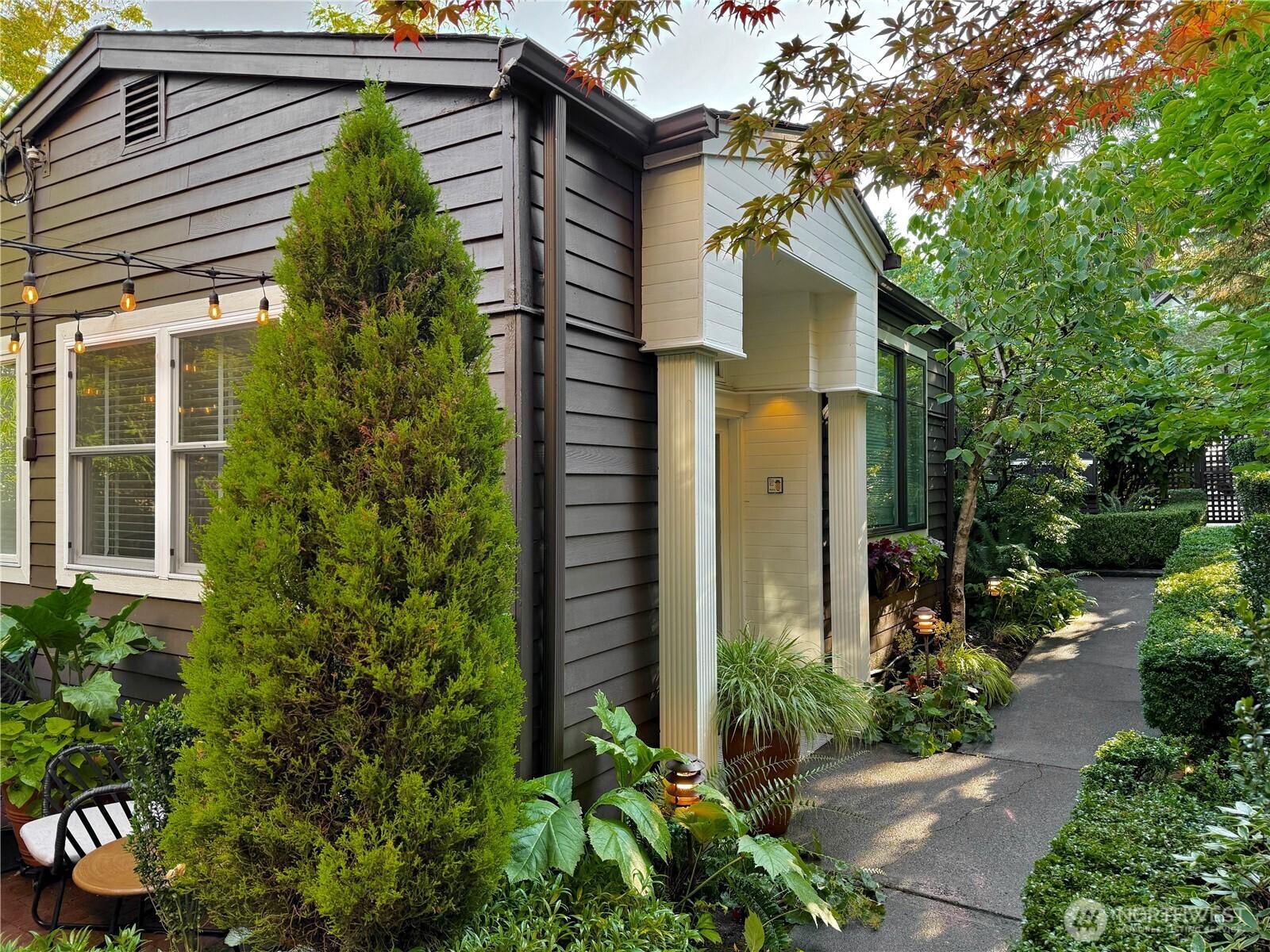 SEATTLE, Washington, 98102, United States, 2 Bedrooms Bedrooms, ,3 BathroomsBathrooms,Residential,For Sale,1901713
