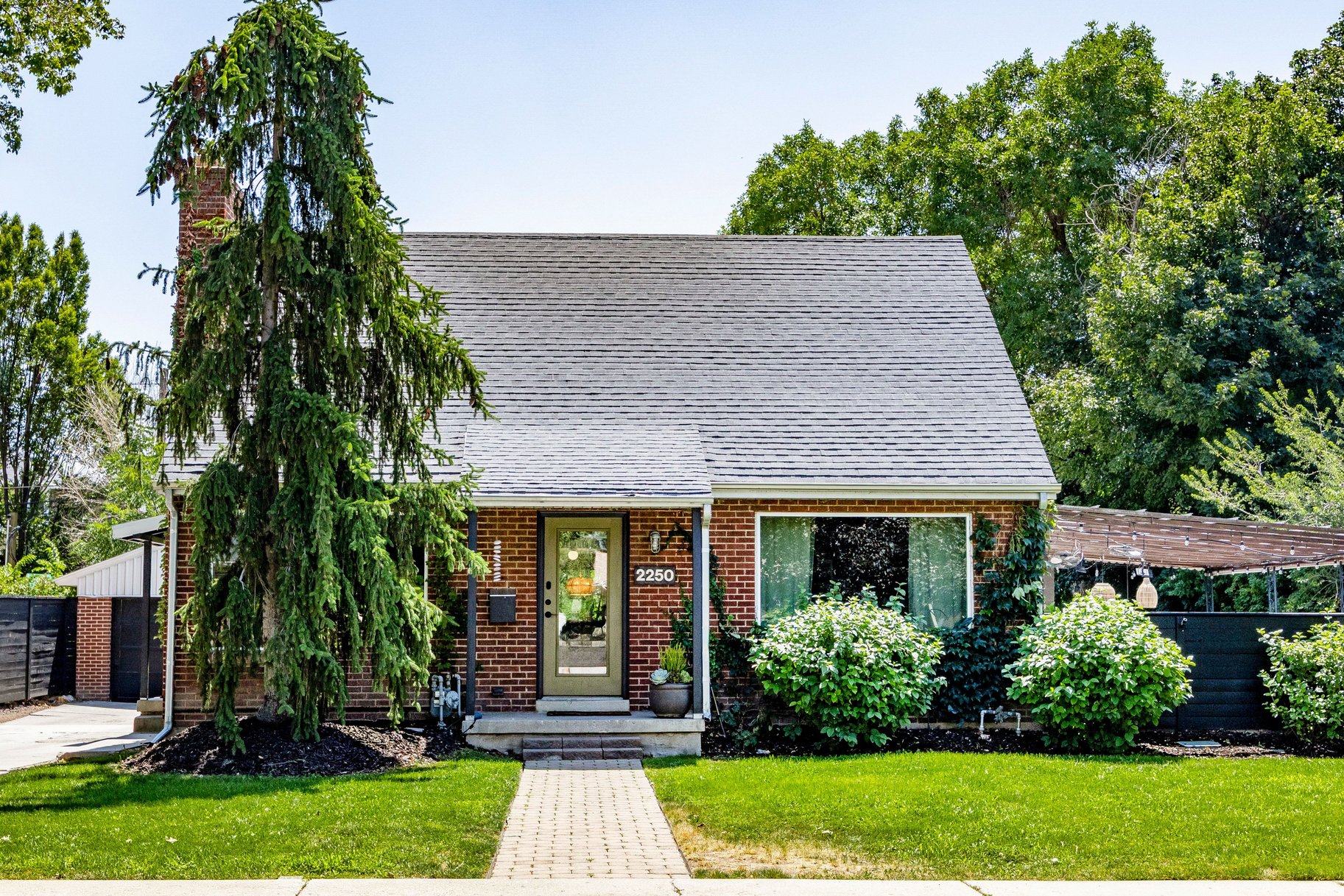  Spacious Millcreek Bungalow with Expansive Backyard & 2-Car Garage - 物件實景