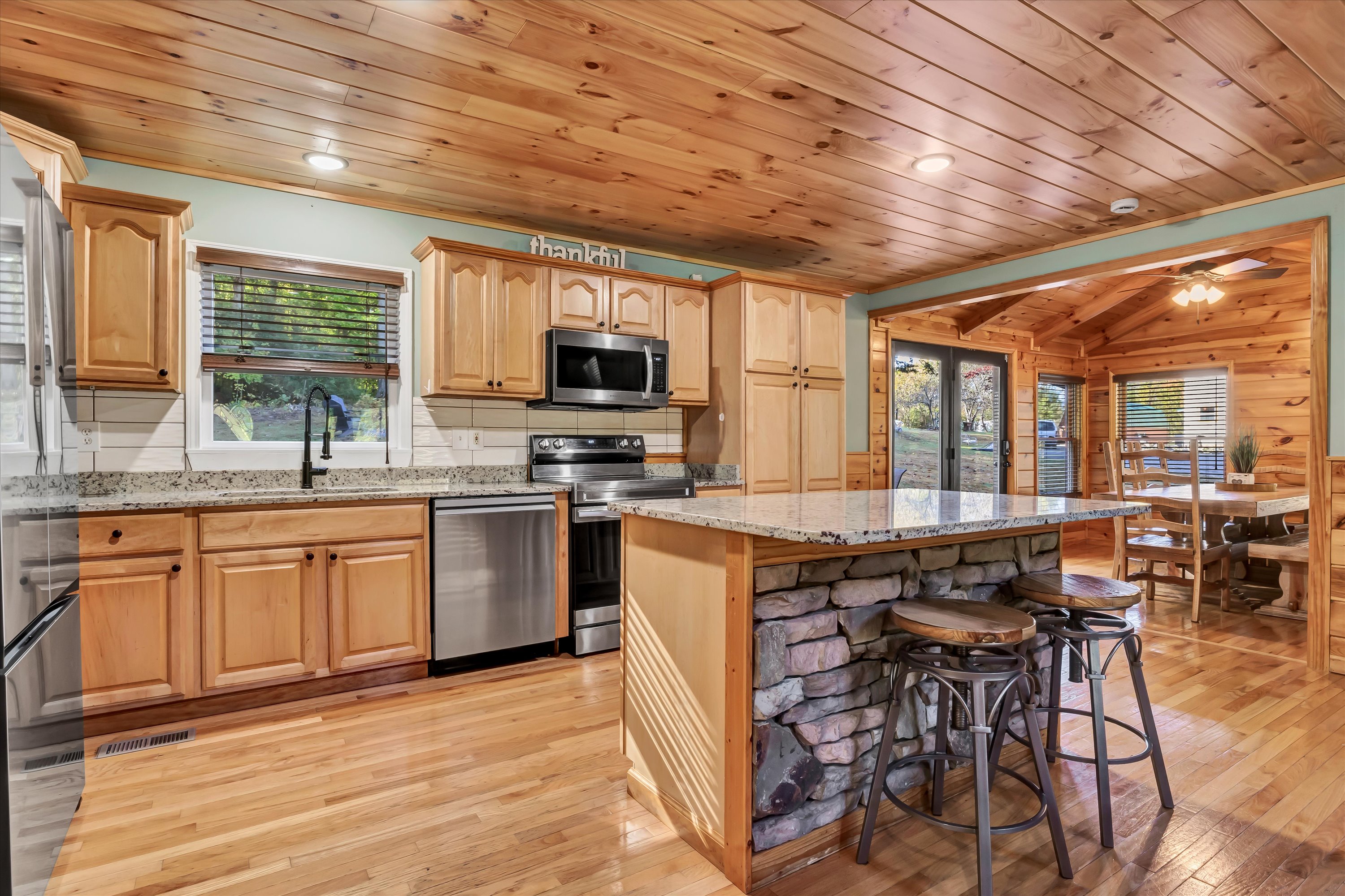 Sevierville, Tennessee, 37862, United States, 4 Bedrooms Bedrooms, ,5 BathroomsBathrooms,Residential,For Sale,1915370