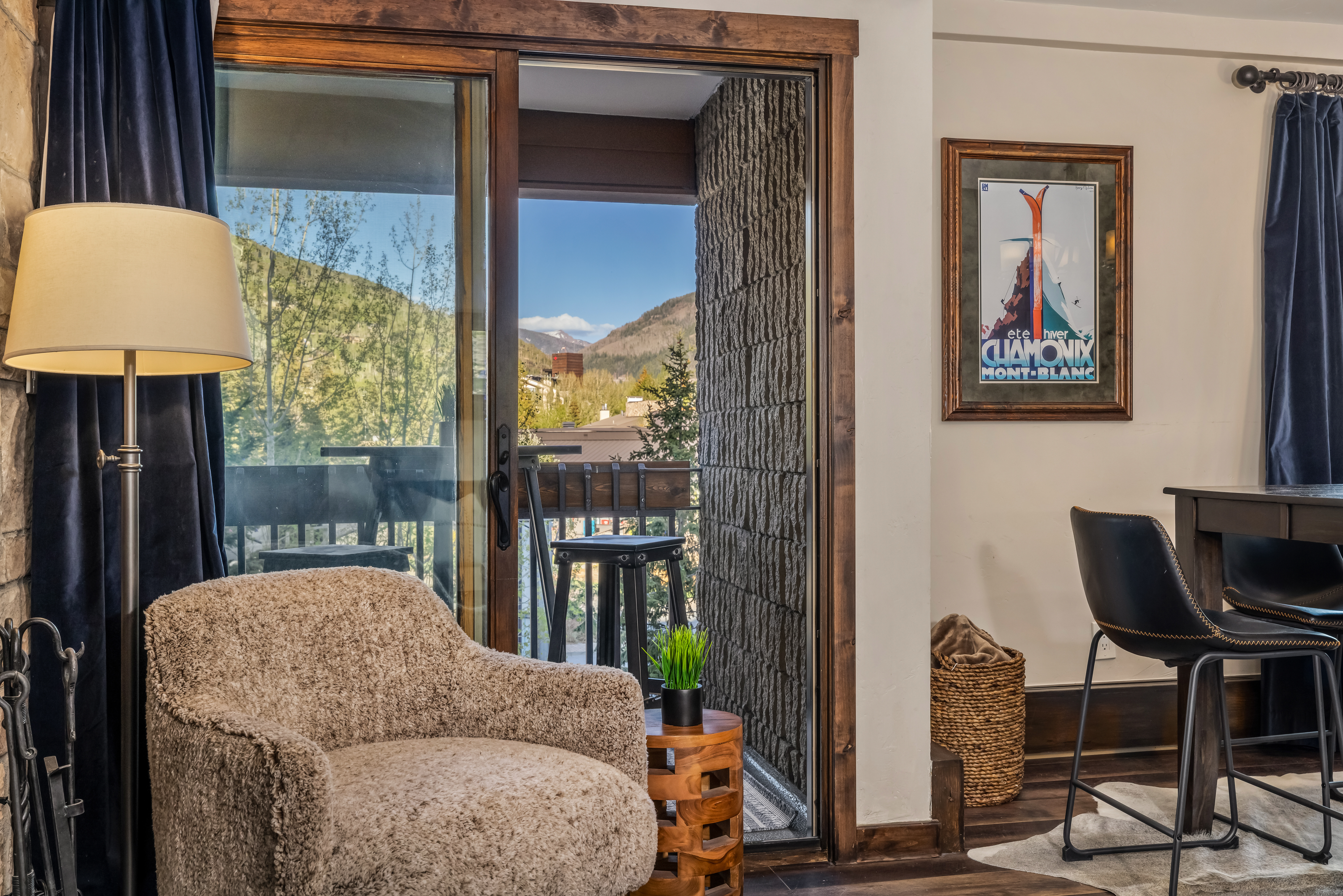  Turnkey, Beautifully Renovated, Single Fourth-Floor View of the Ski Slopes - 物件實景