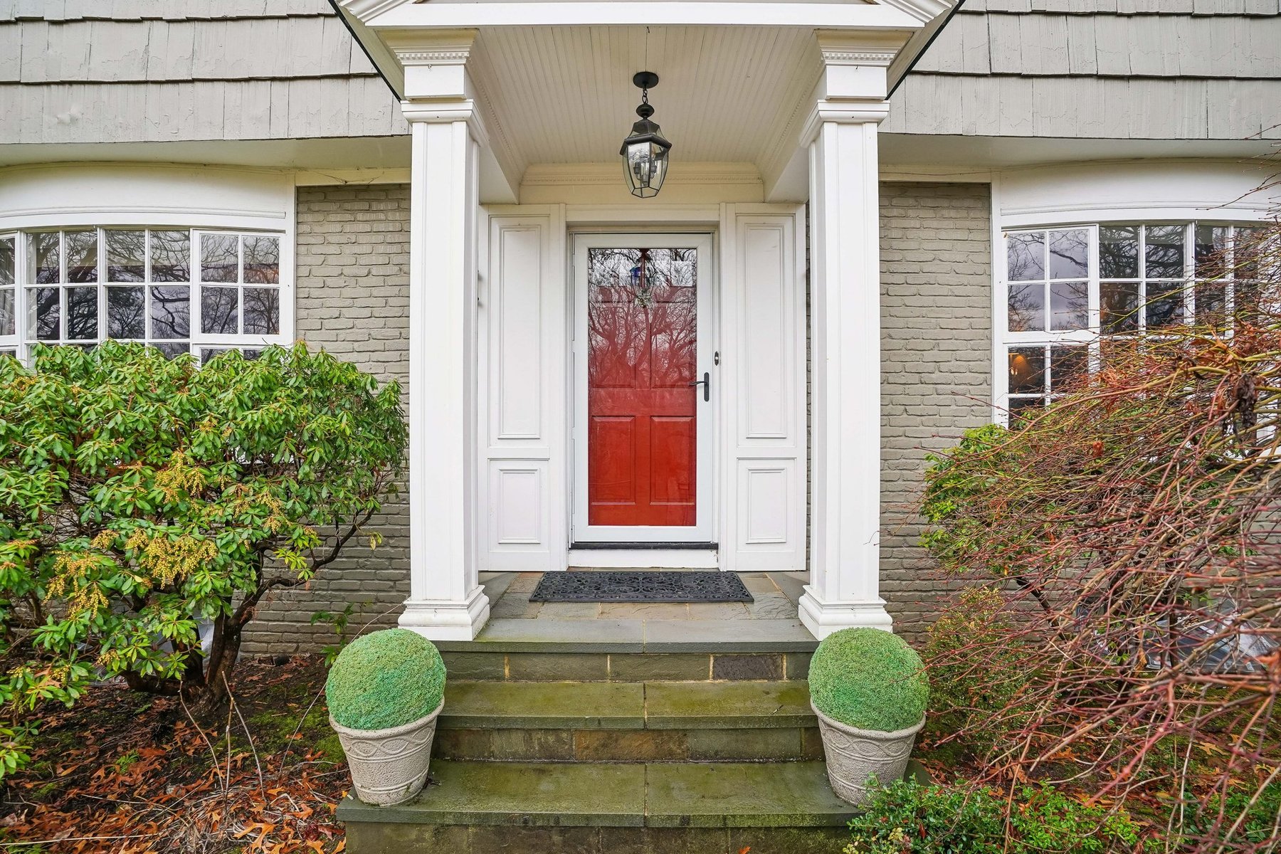  Classic Center Hall Colonial Privately Set on 1.2 Acres - 物件實景