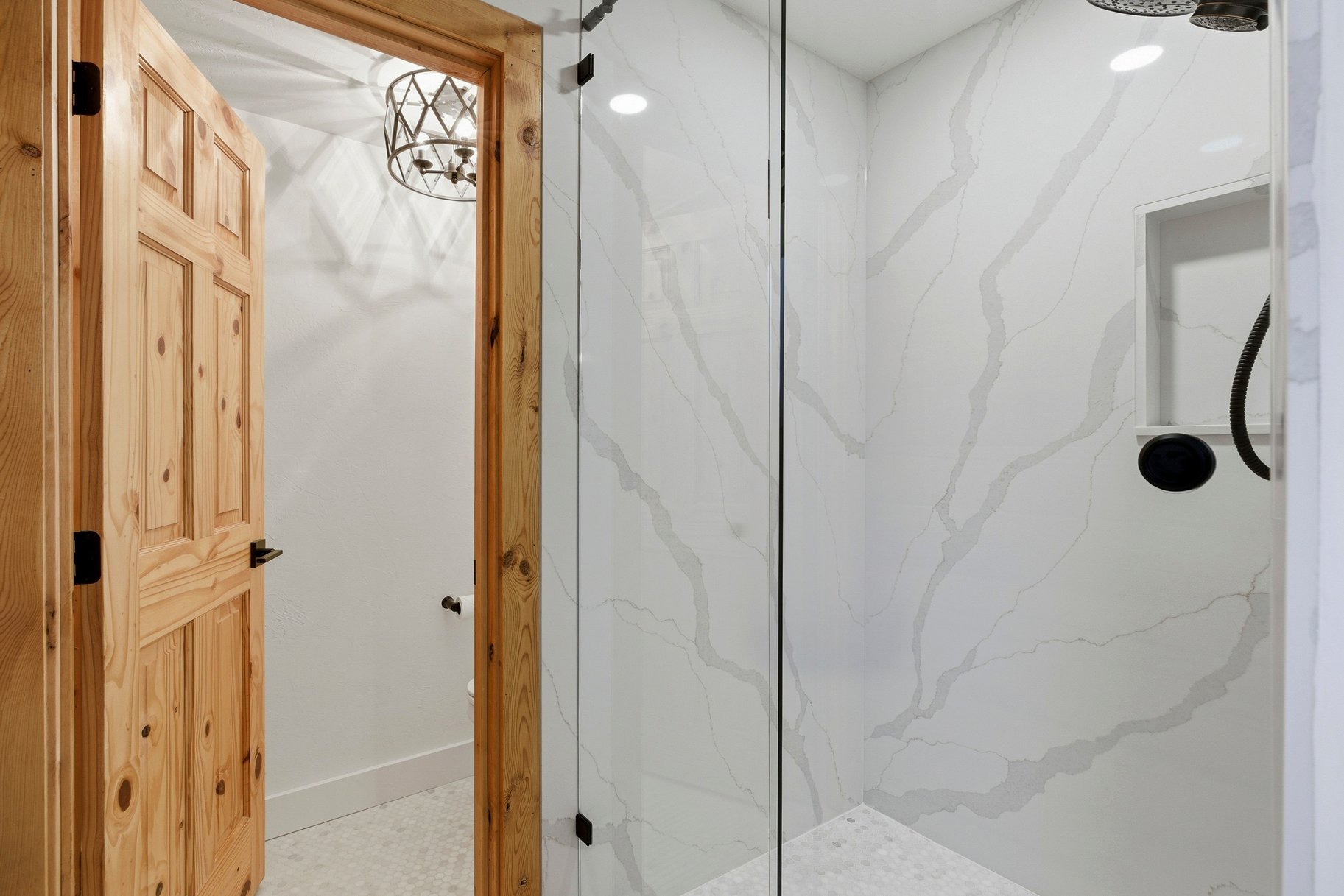  Renovated Log Cabin in Cedar Highlands with Wraparound Deck & Mountain Views - 物件實景