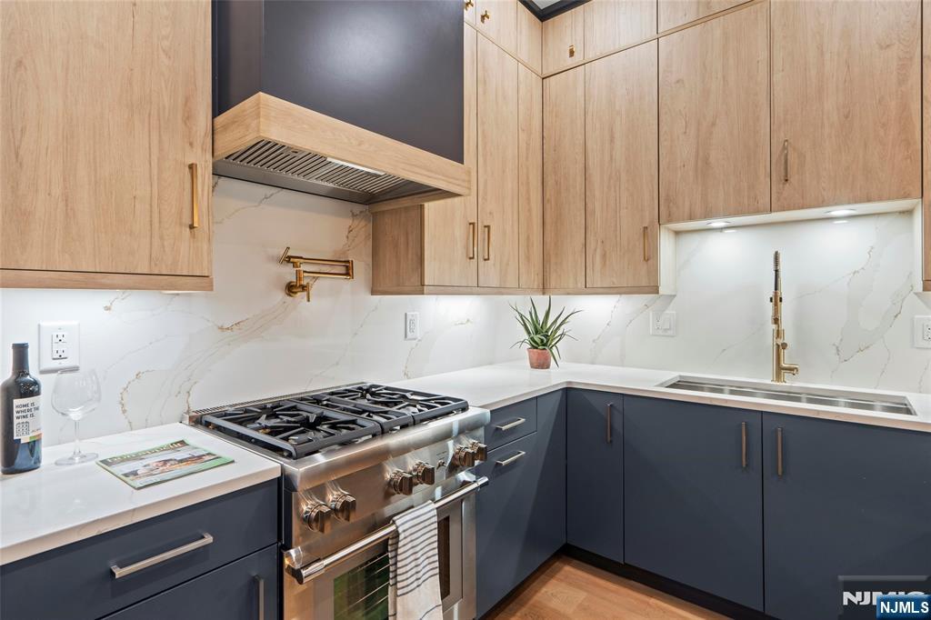 Jersey City, New Jersey, 07307, United States, 3 Bedrooms Bedrooms, ,2 BathroomsBathrooms,Residential,For Sale,1947058