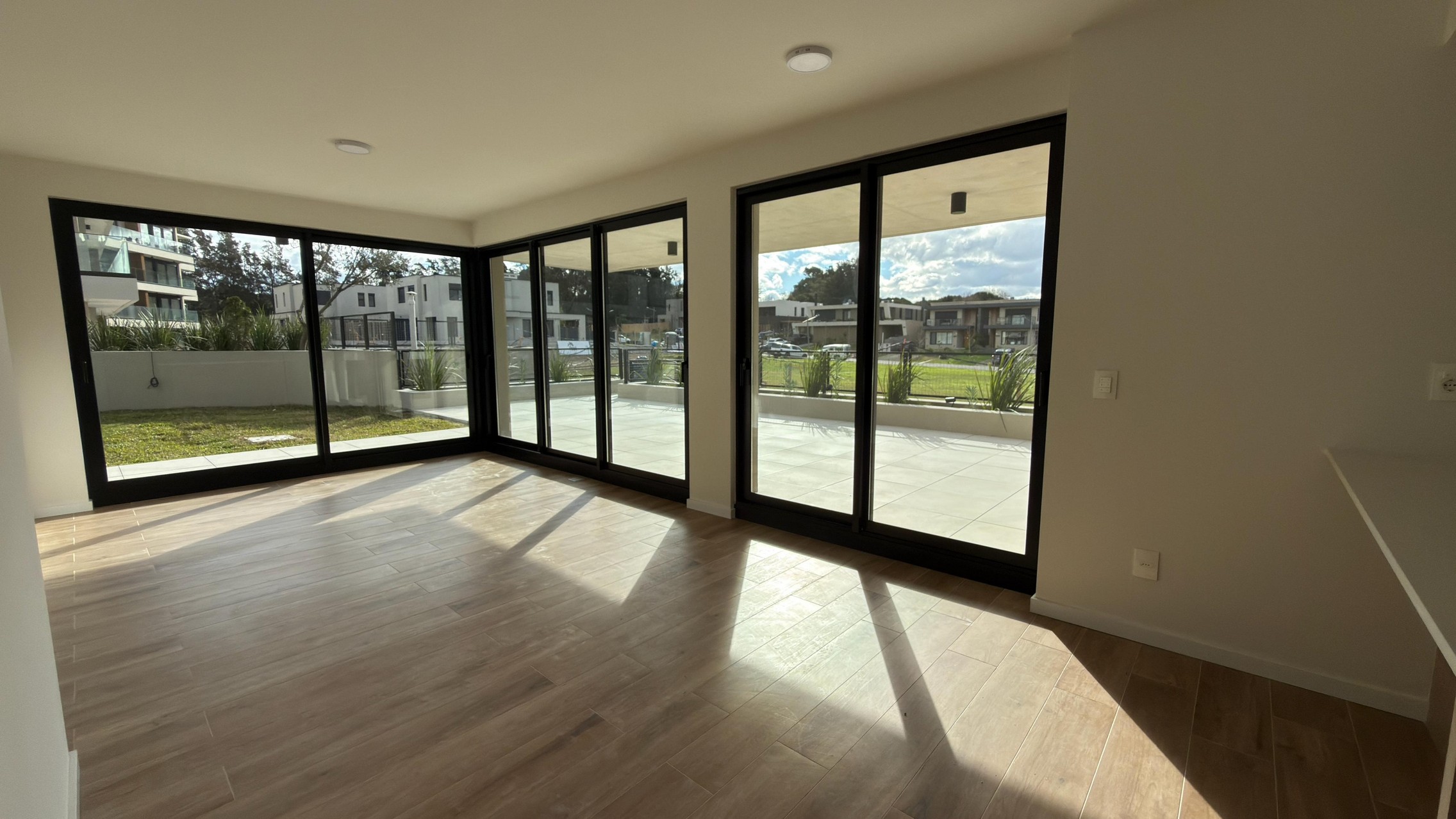  Elegant Garden Apartment in Barrio Parques - 物件實景