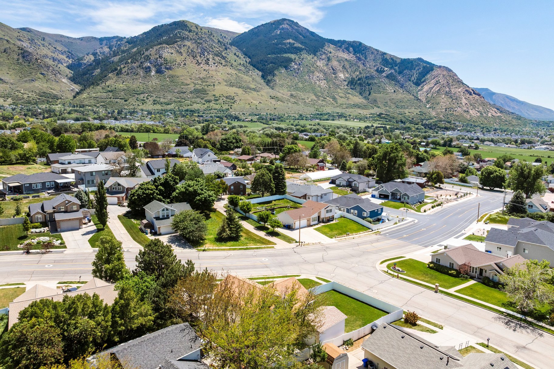  5 Bedroom, 3 Bath Home With One Of North Ogdens Best Porch Views - 物件實景