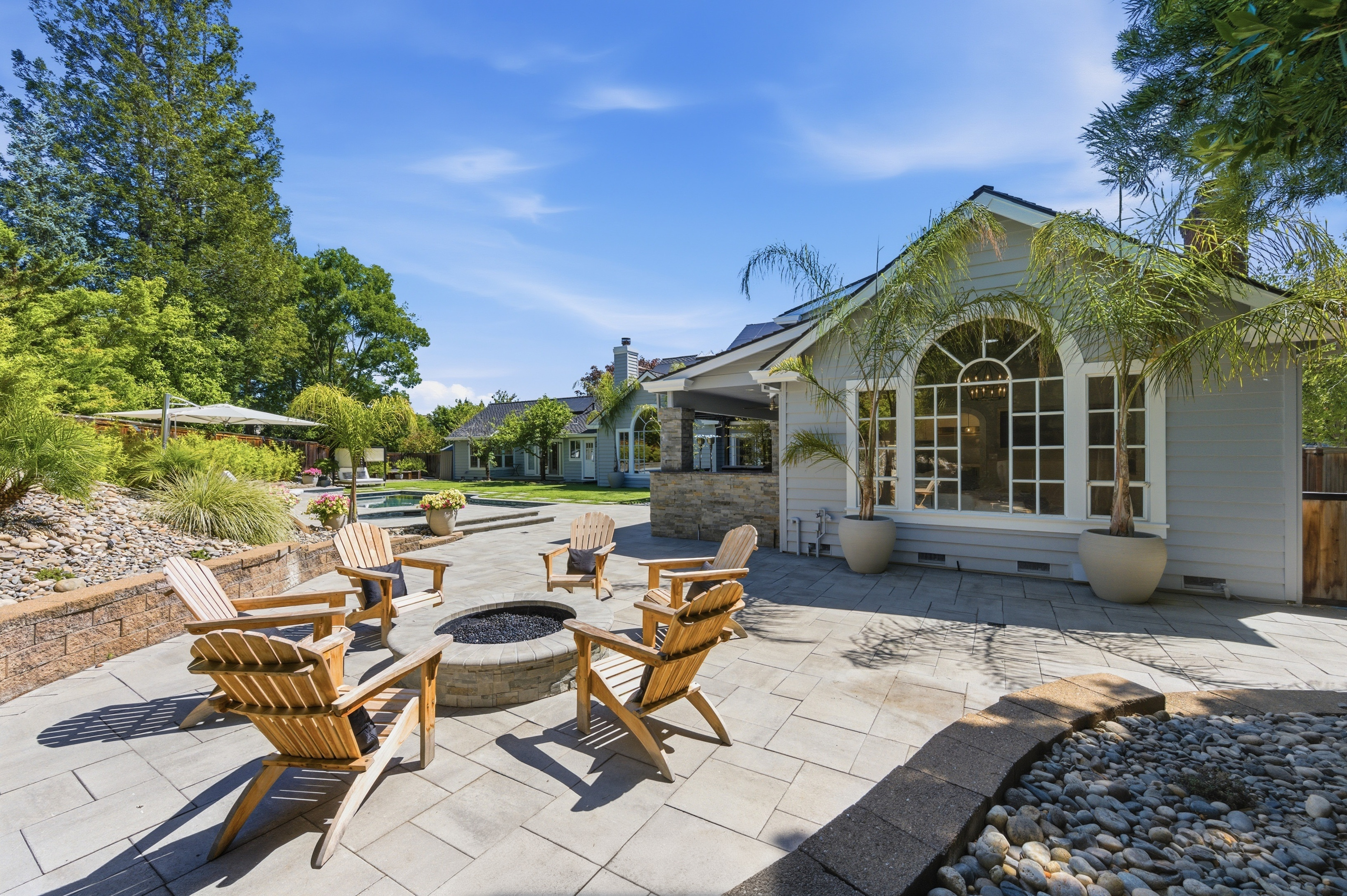  Timeless Transitional Estate with Resort-Style Backyard - 物件實景